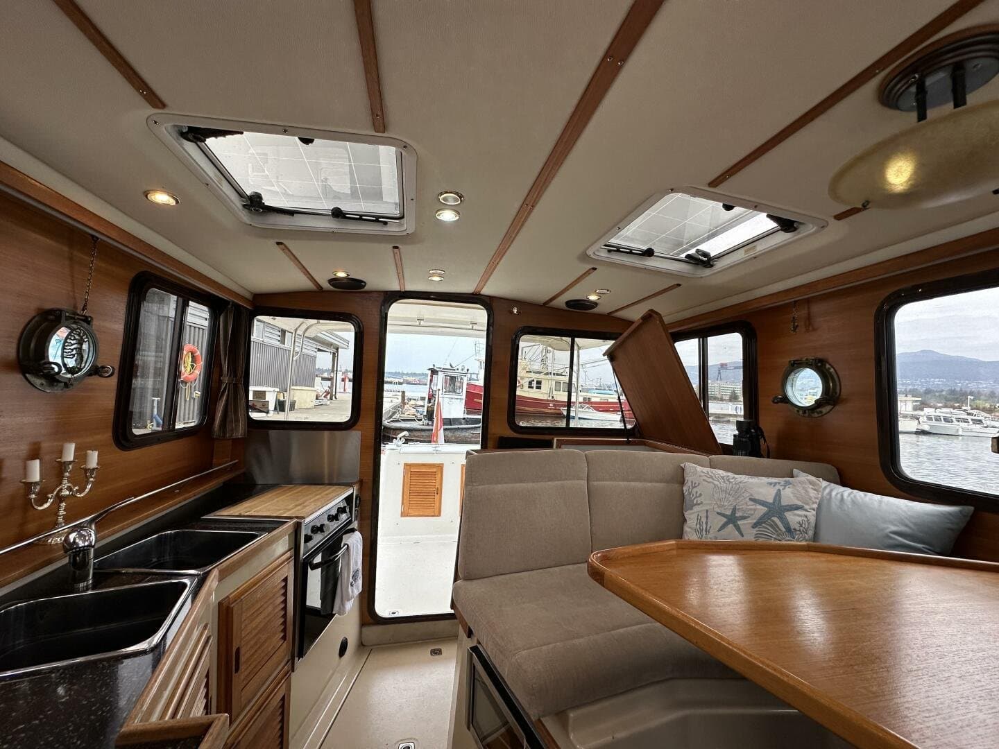 2011 Ranger Tugs null