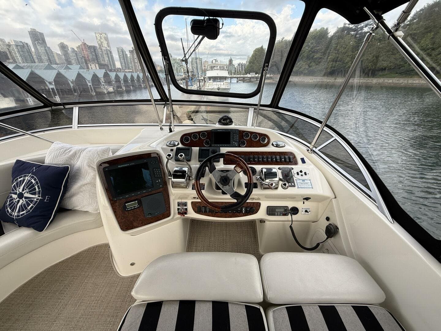 2006 Meridian 411 Sedan Bridge