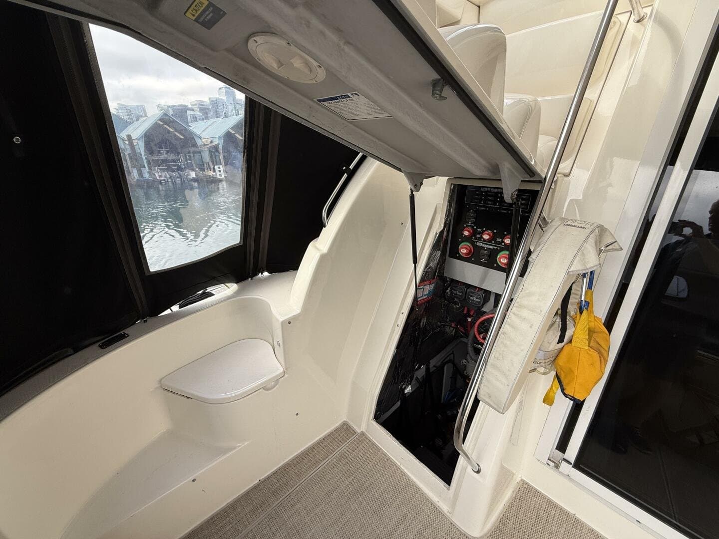 2006 Meridian 411 Sedan Bridge