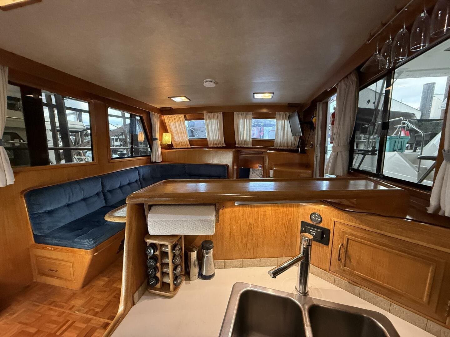 1988 Ocean Alexander 40 Tri Cabin