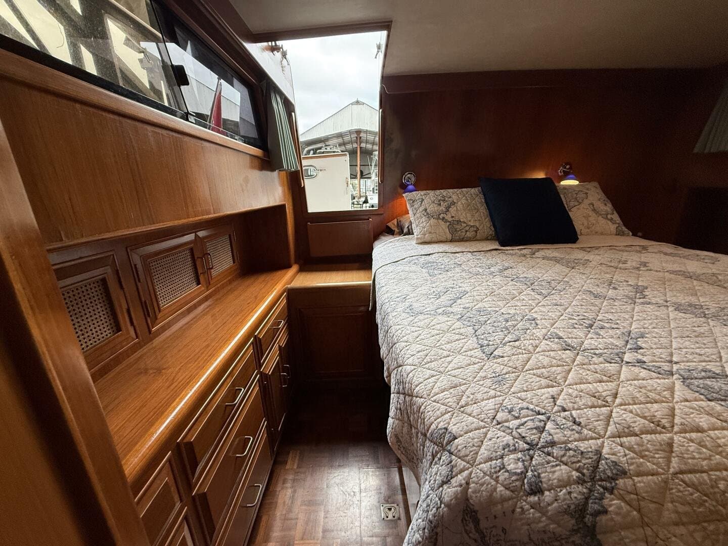 1988 Ocean Alexander 40 Tri Cabin