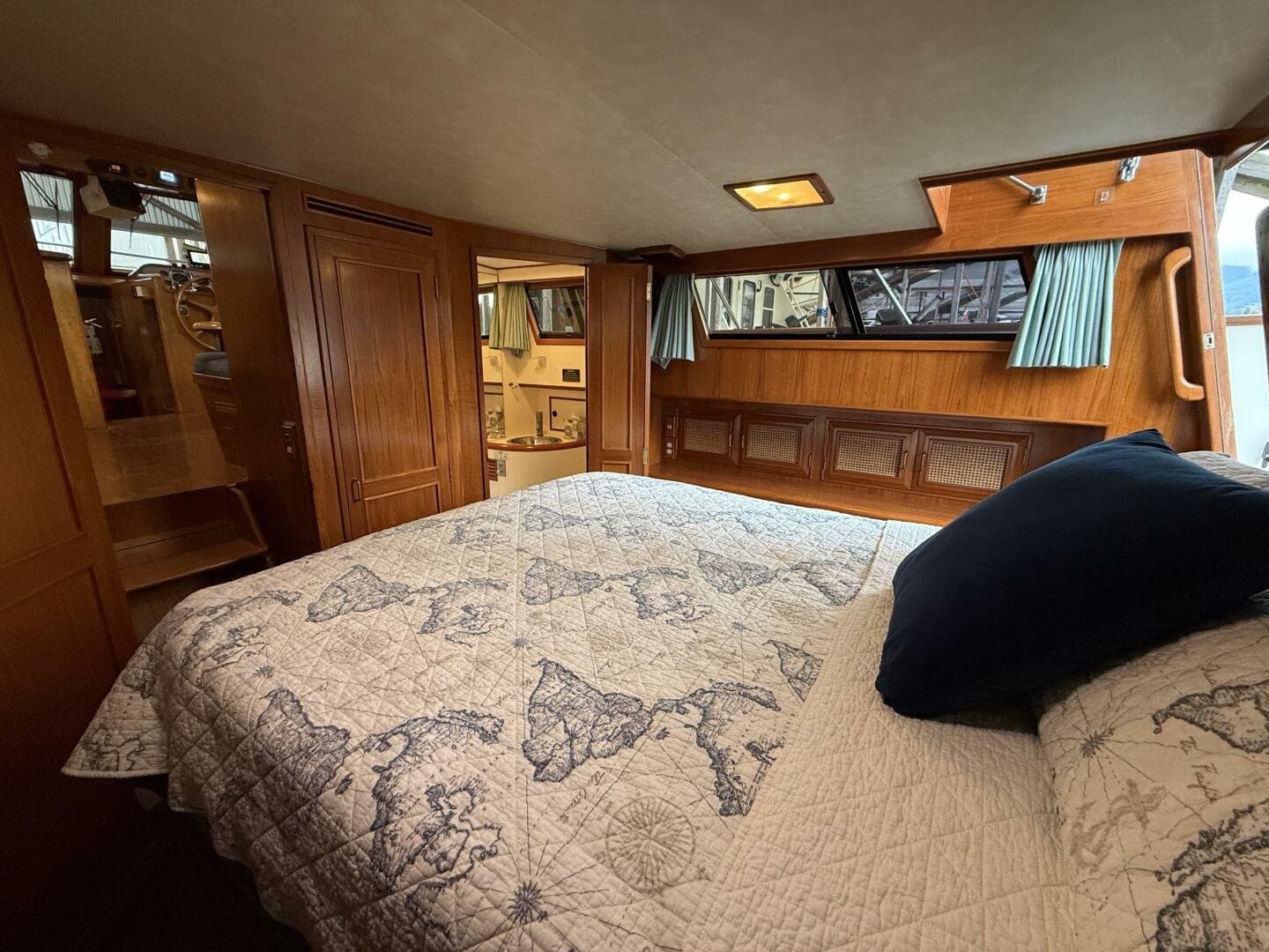 1988 Ocean Alexander 40 Tri Cabin