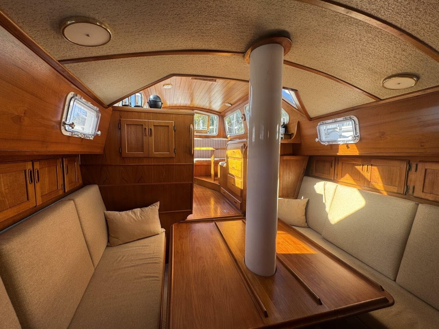 1981 Truant 37 Raised Pilothouse