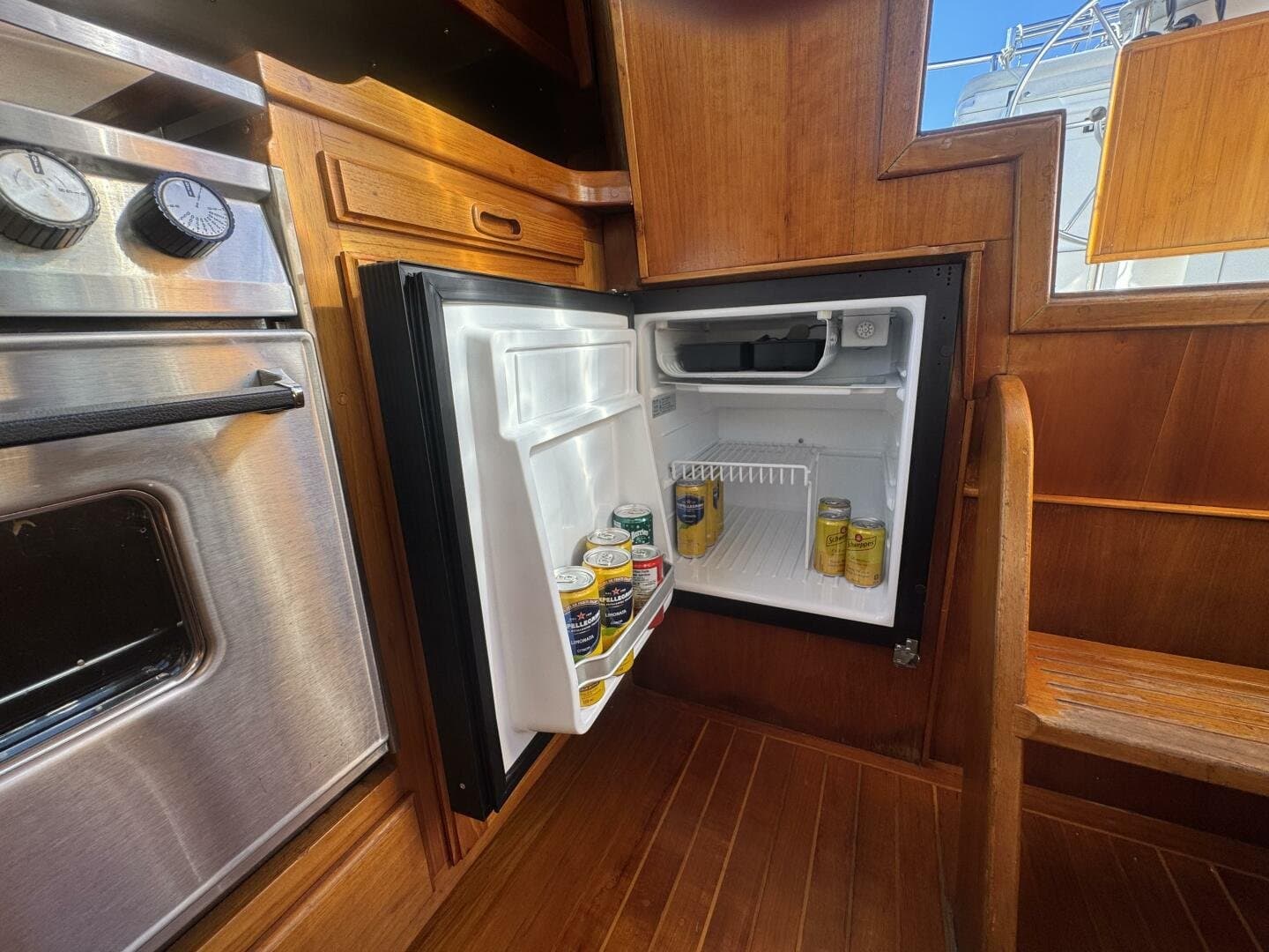 1981 Truant 37 Raised Pilothouse