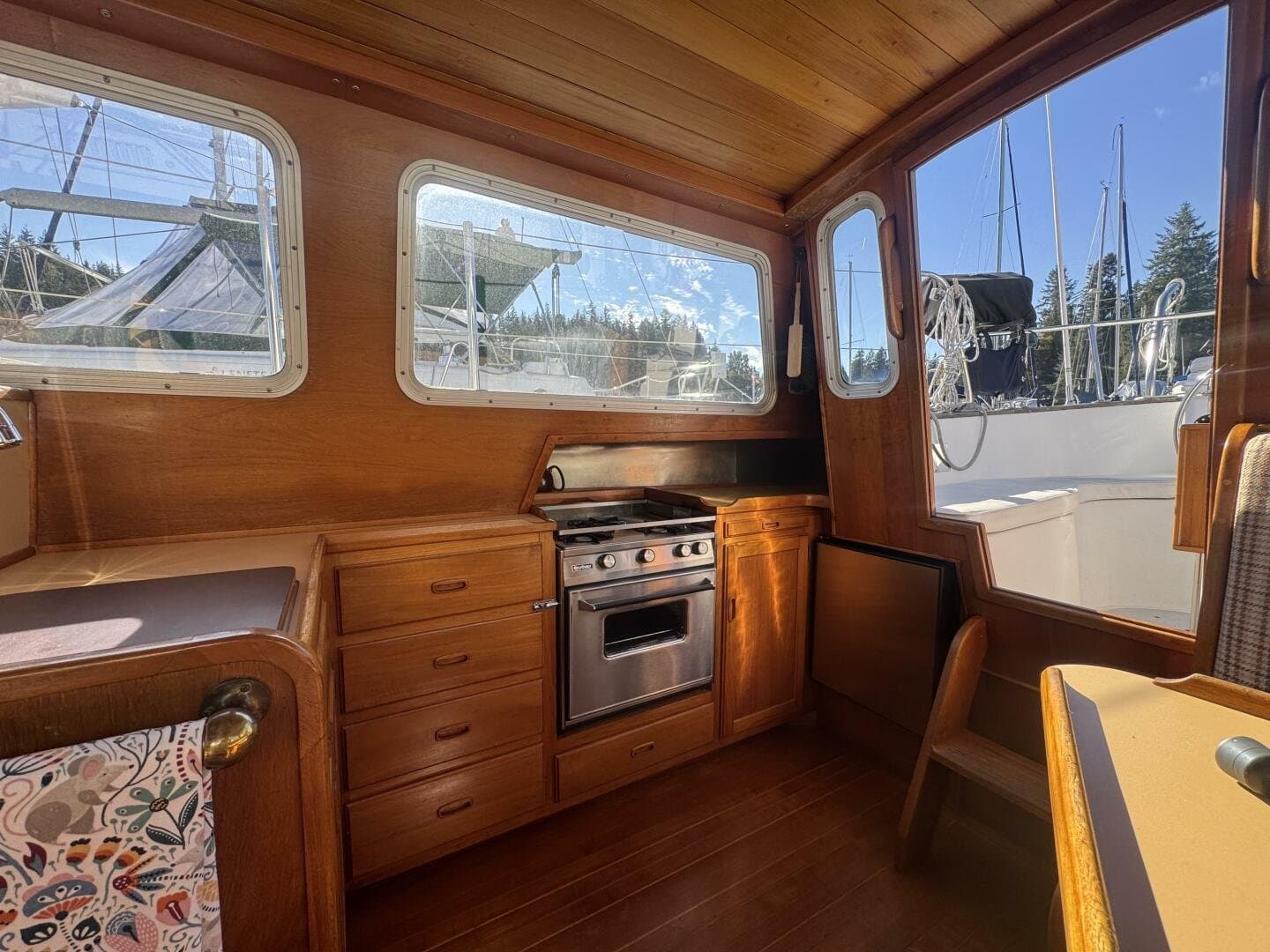 1981 Truant 37 Raised Pilothouse