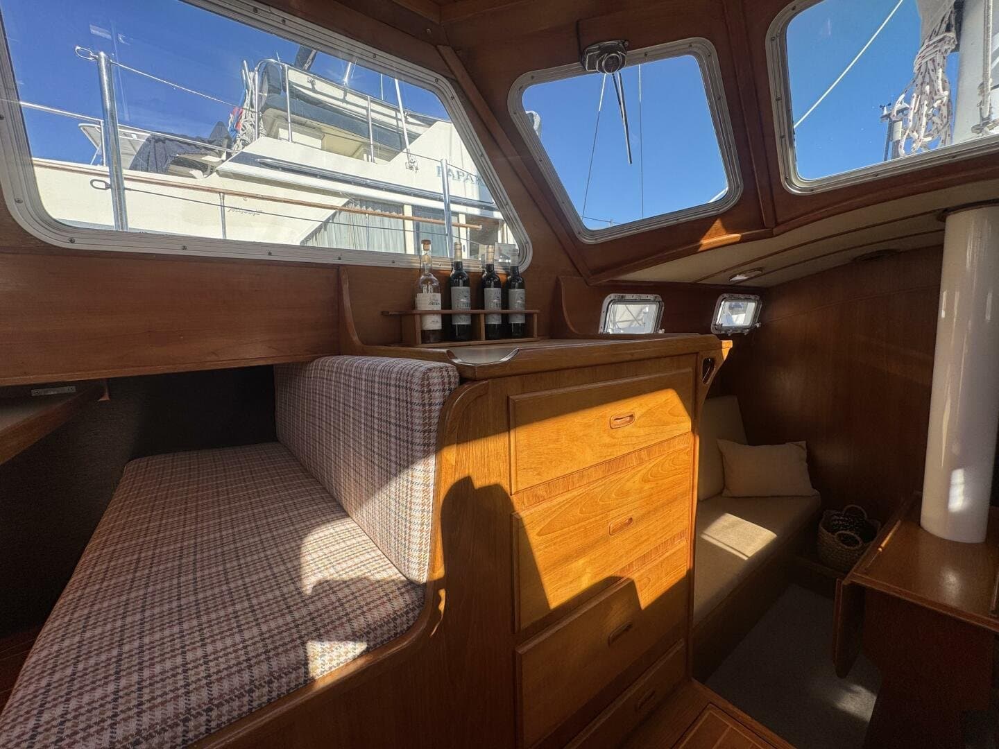 1981 Truant 37 Raised Pilothouse