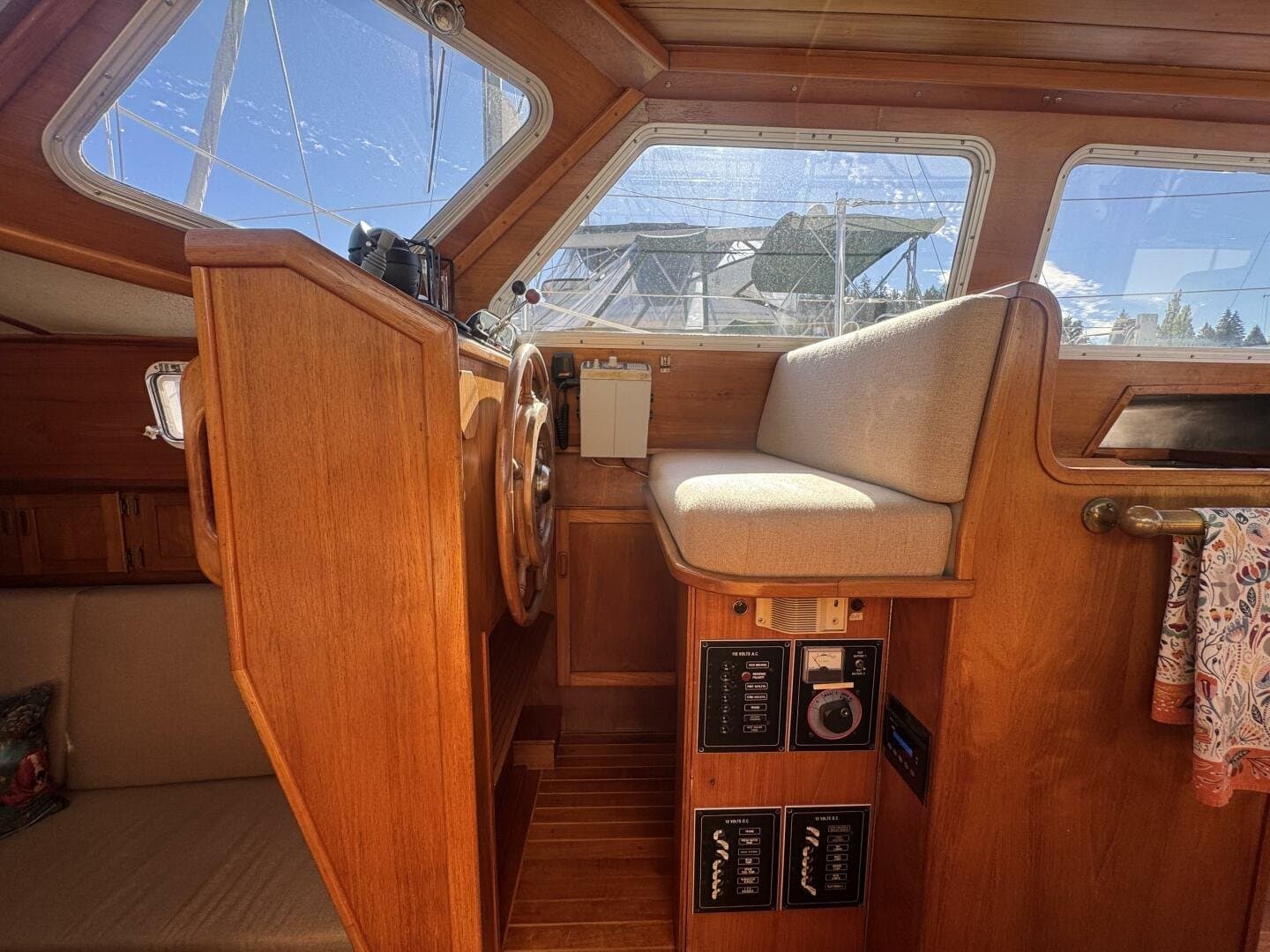 1981 Truant 37 Raised Pilothouse