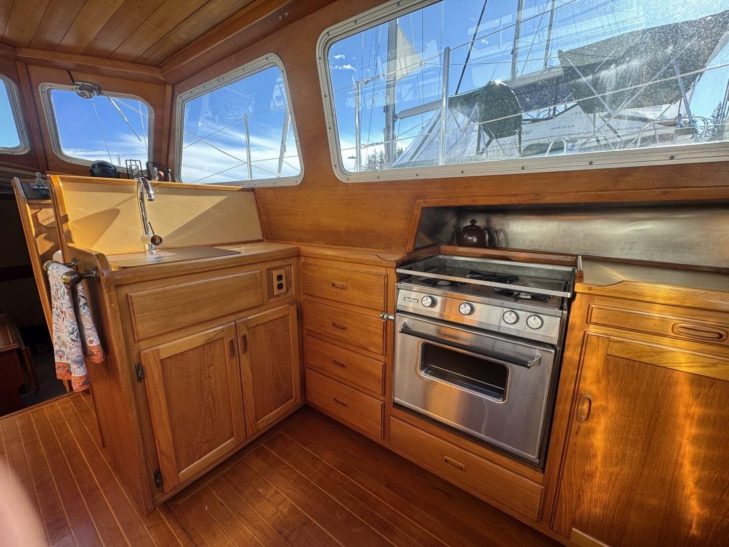1981 Truant 37 Raised Pilothouse