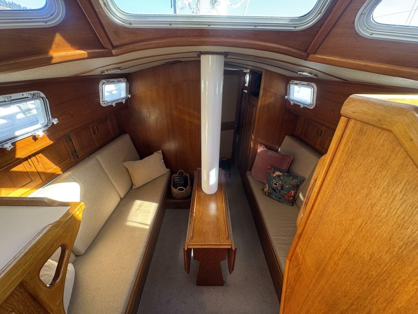 1981 Truant 37 Raised Pilothouse