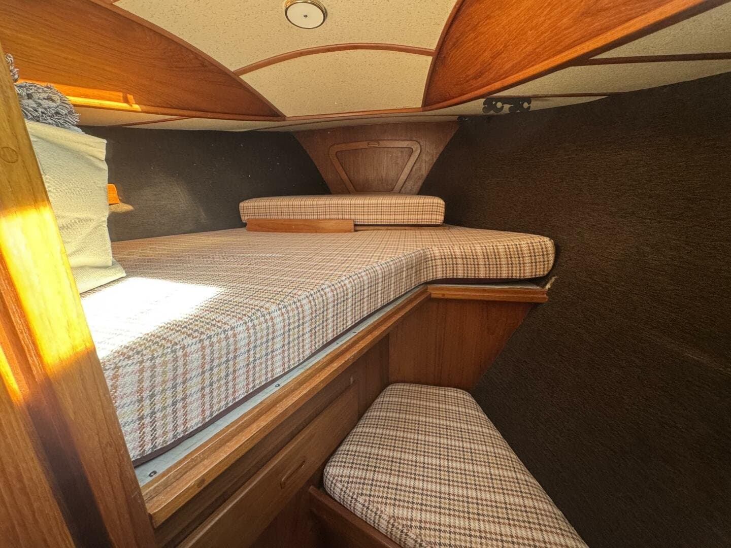 1981 Truant 37 Raised Pilothouse