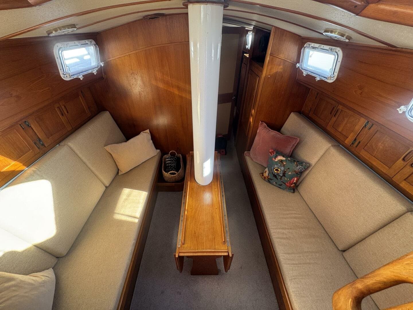 1981 Truant 37 Raised Pilothouse
