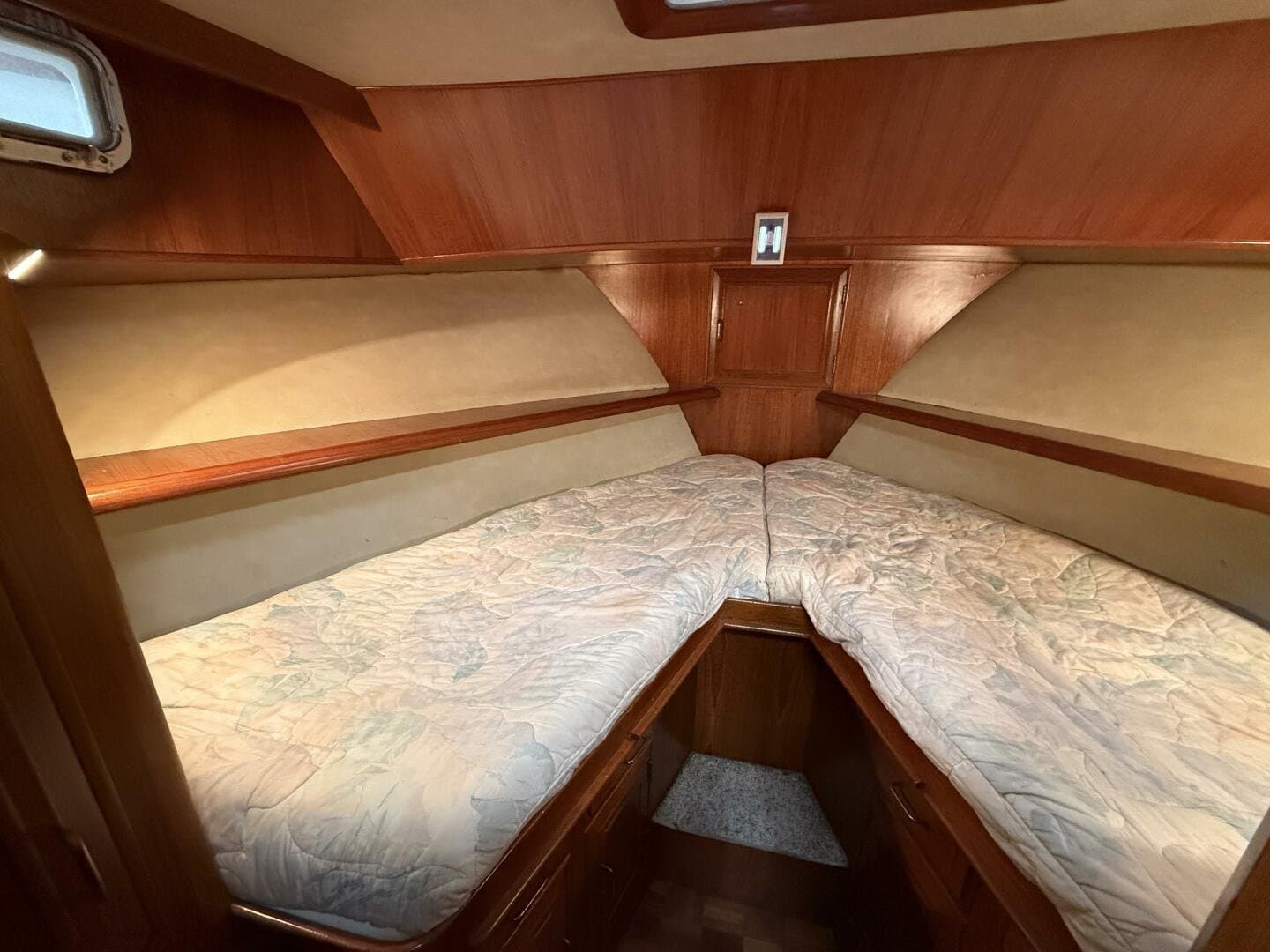 1988 Ocean Alexander 40 Tri Cabin