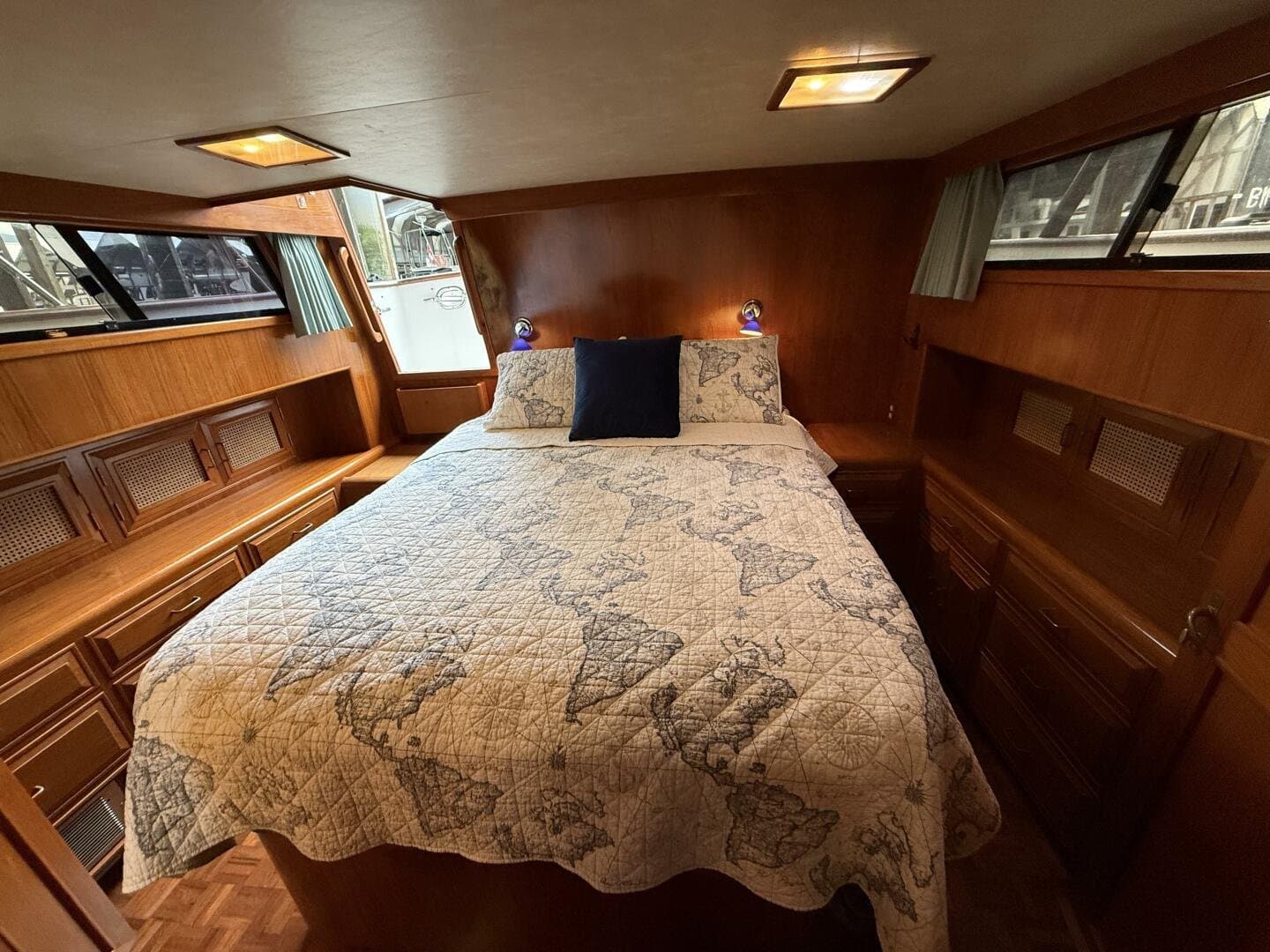 1988 Ocean Alexander 40 Tri Cabin