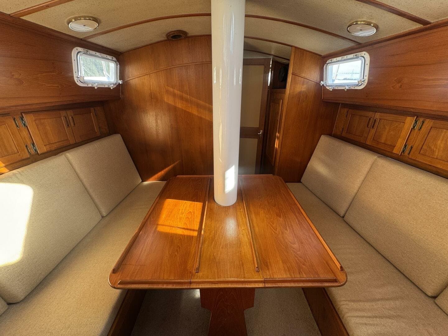 1981 Truant 37 Raised Pilothouse