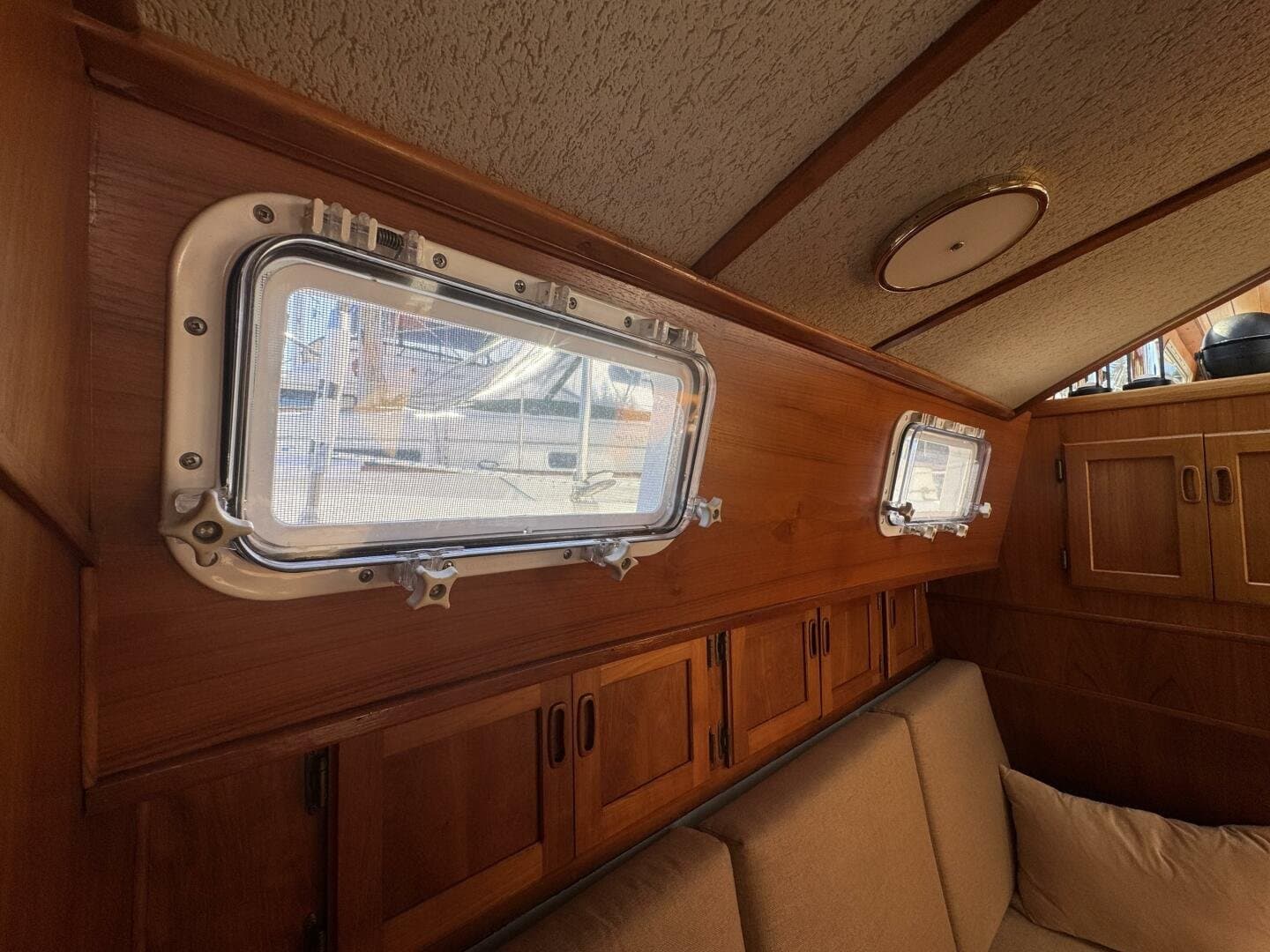 1981 Truant 37 Raised Pilothouse