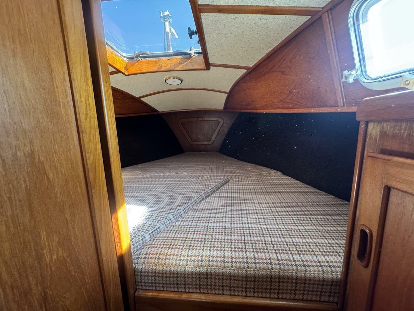 1981 Truant 37 Raised Pilothouse