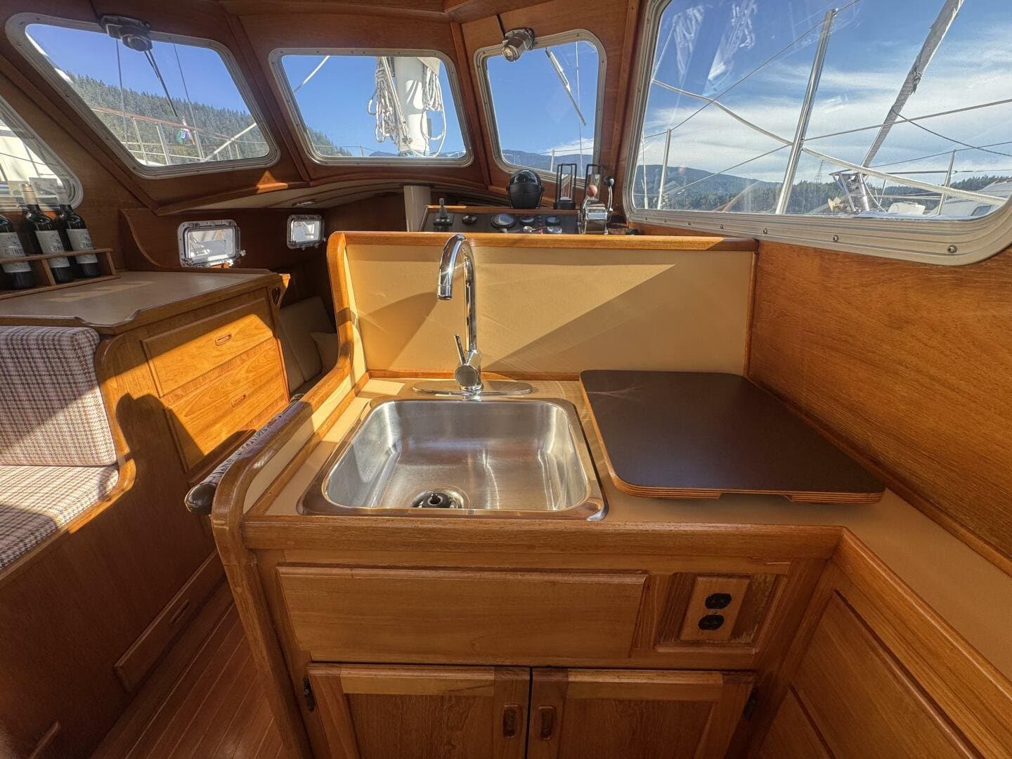 1981 Truant 37 Raised Pilothouse
