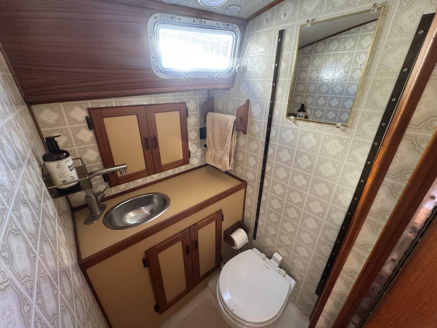 1981 Truant 37 Raised Pilothouse