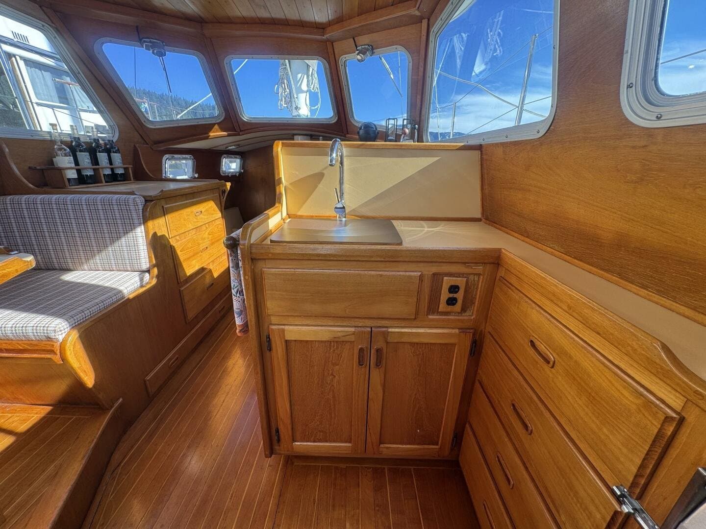 1981 Truant 37 Raised Pilothouse
