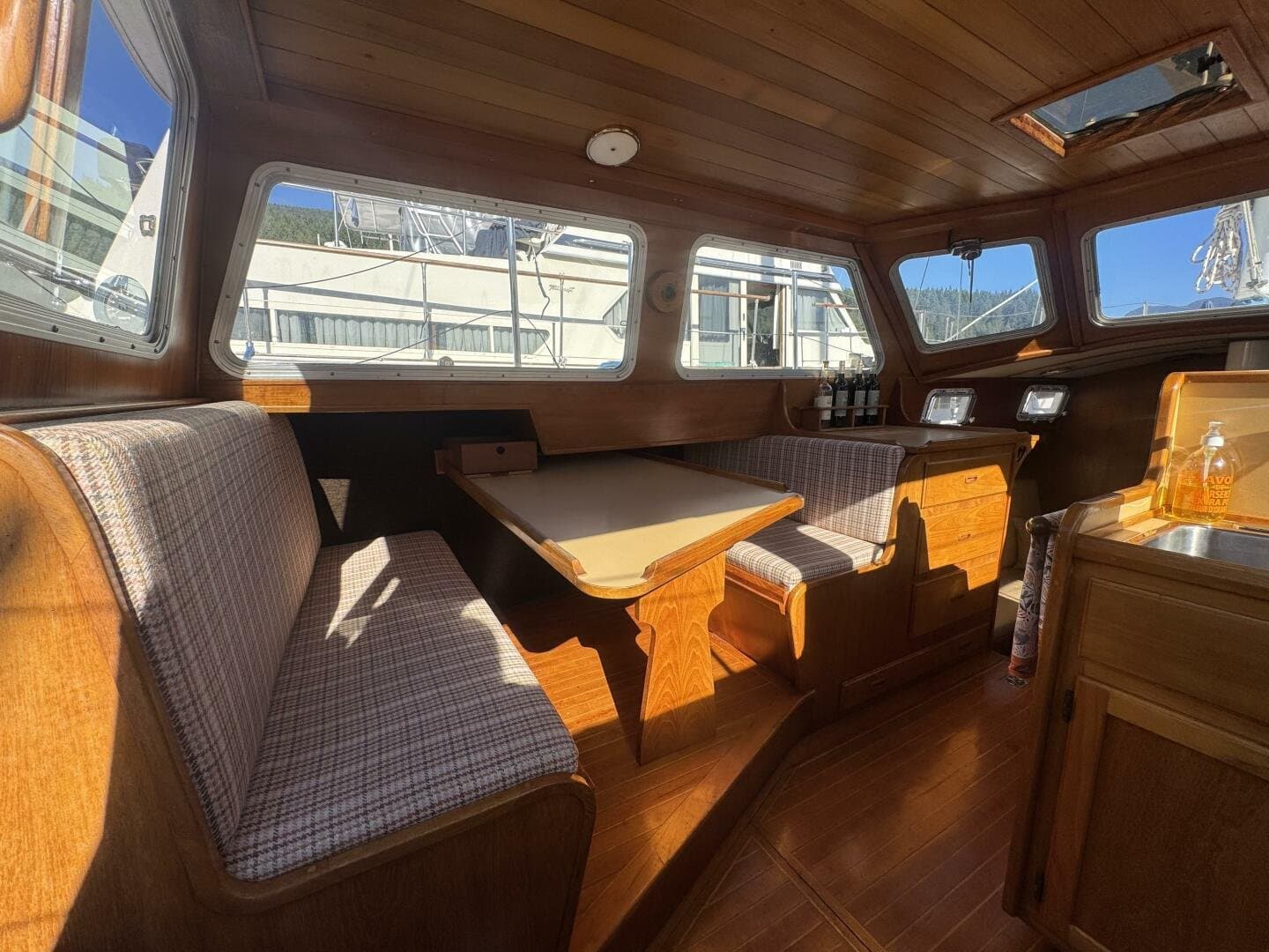 1981 Truant 37 Raised Pilothouse