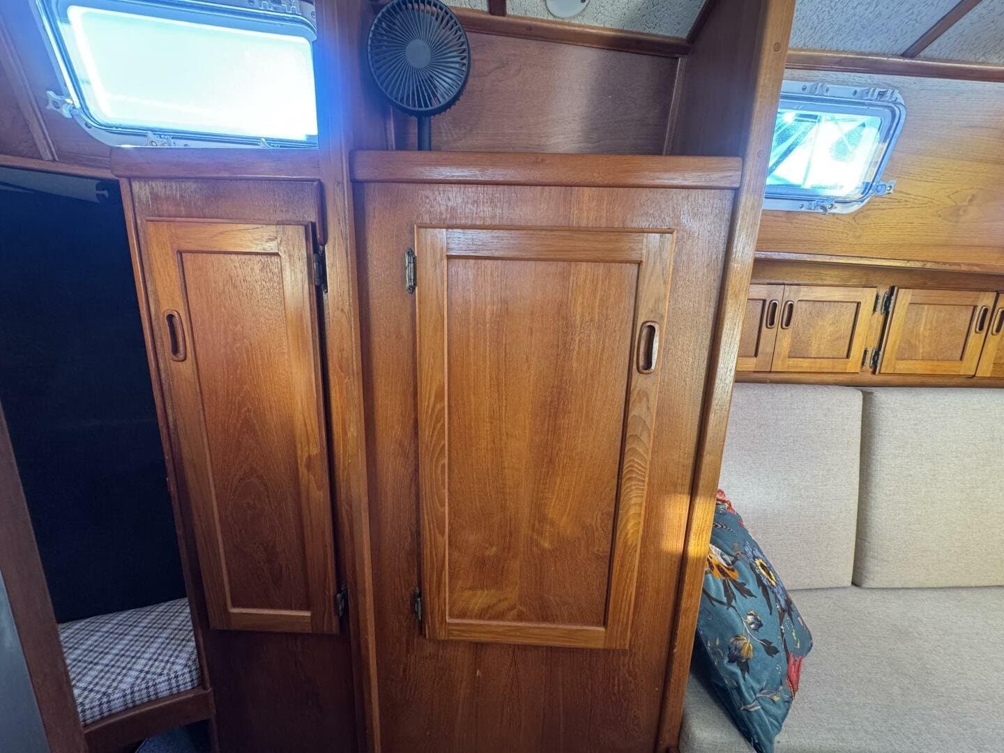 1981 Truant 37 Raised Pilothouse