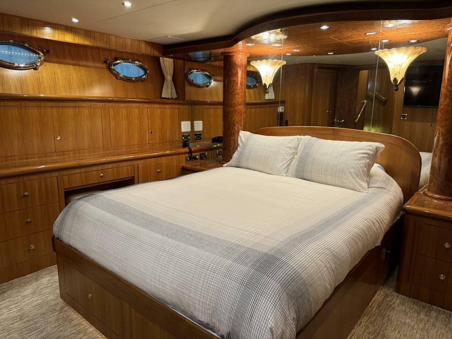 2004 Ocean Alexander 610 Pilothouse