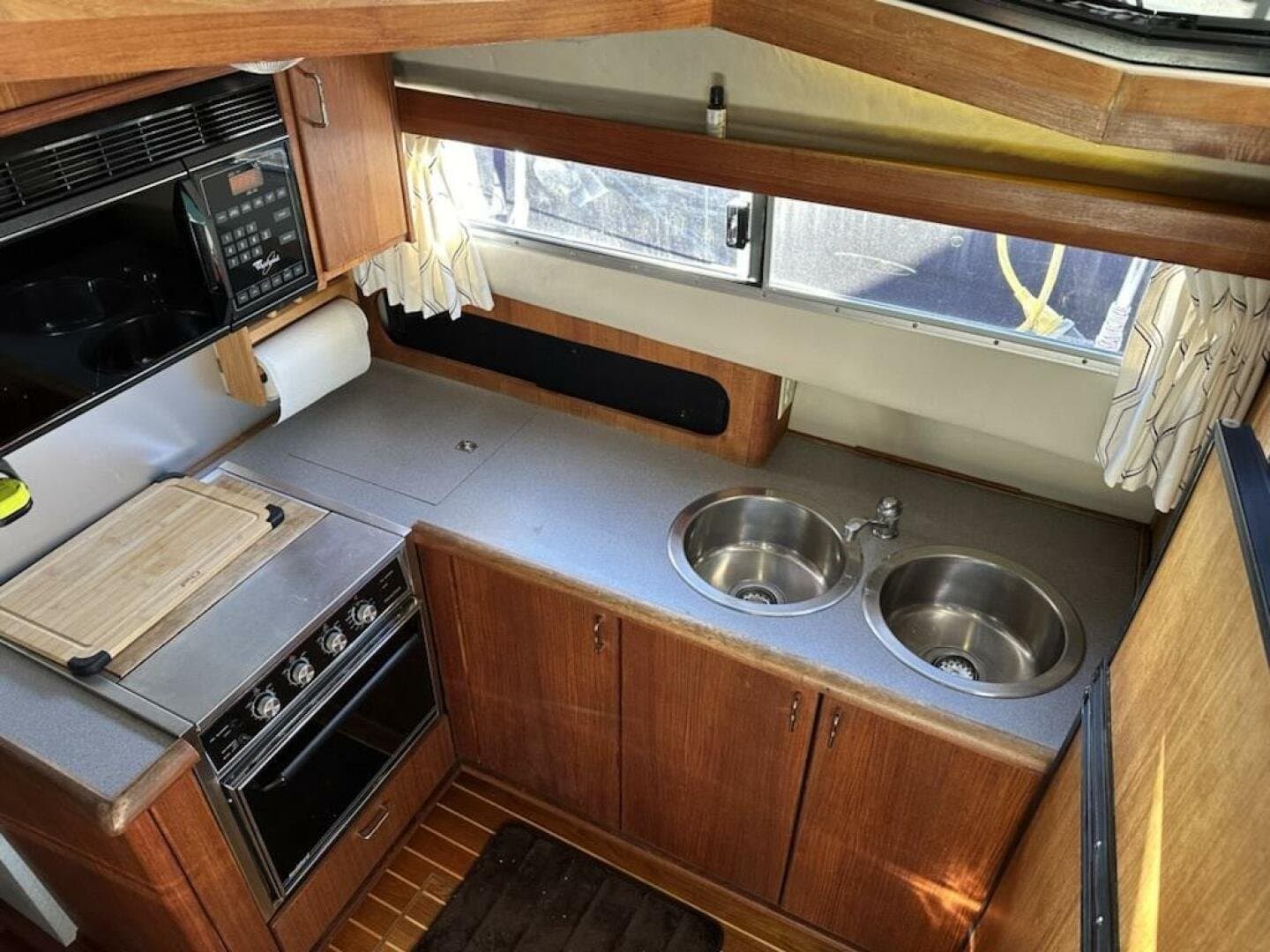 1991 Bayliner 3888