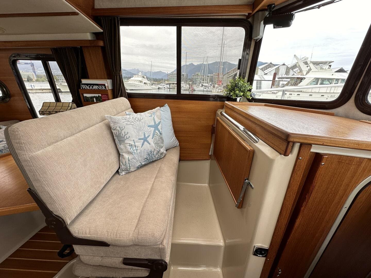 2011 Ranger Tugs null