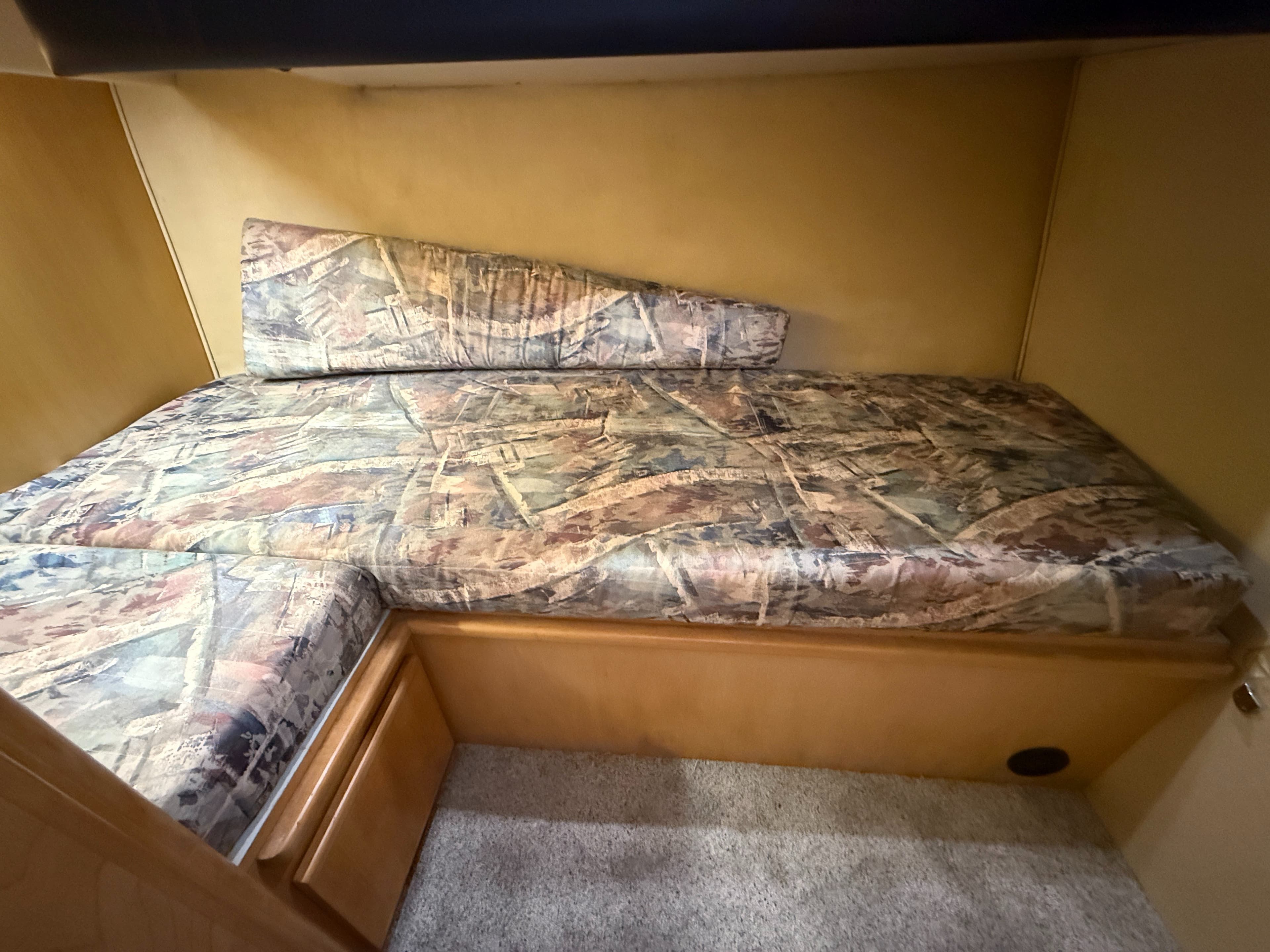 1996 Carver 370