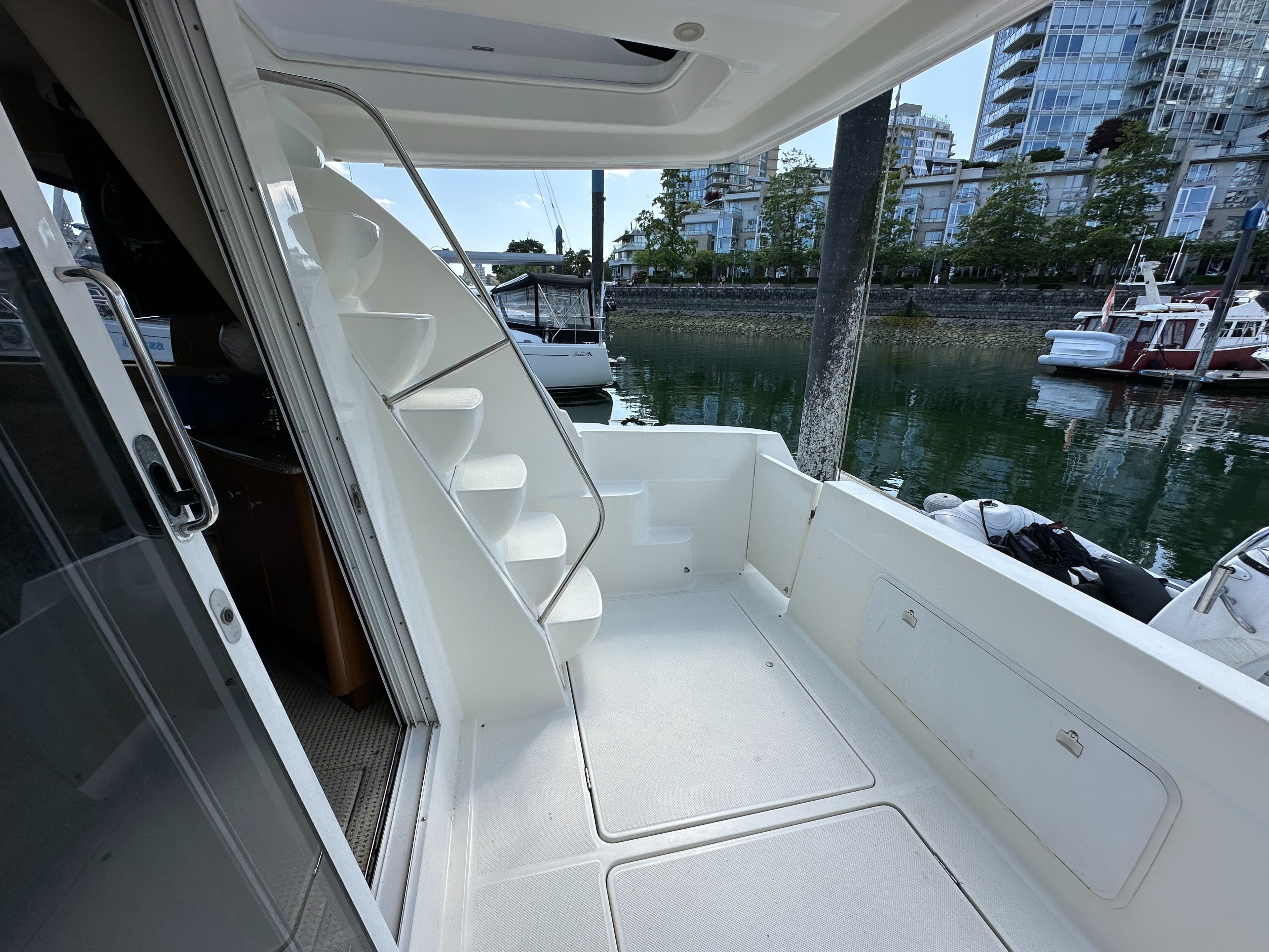 2005 Meridian 381