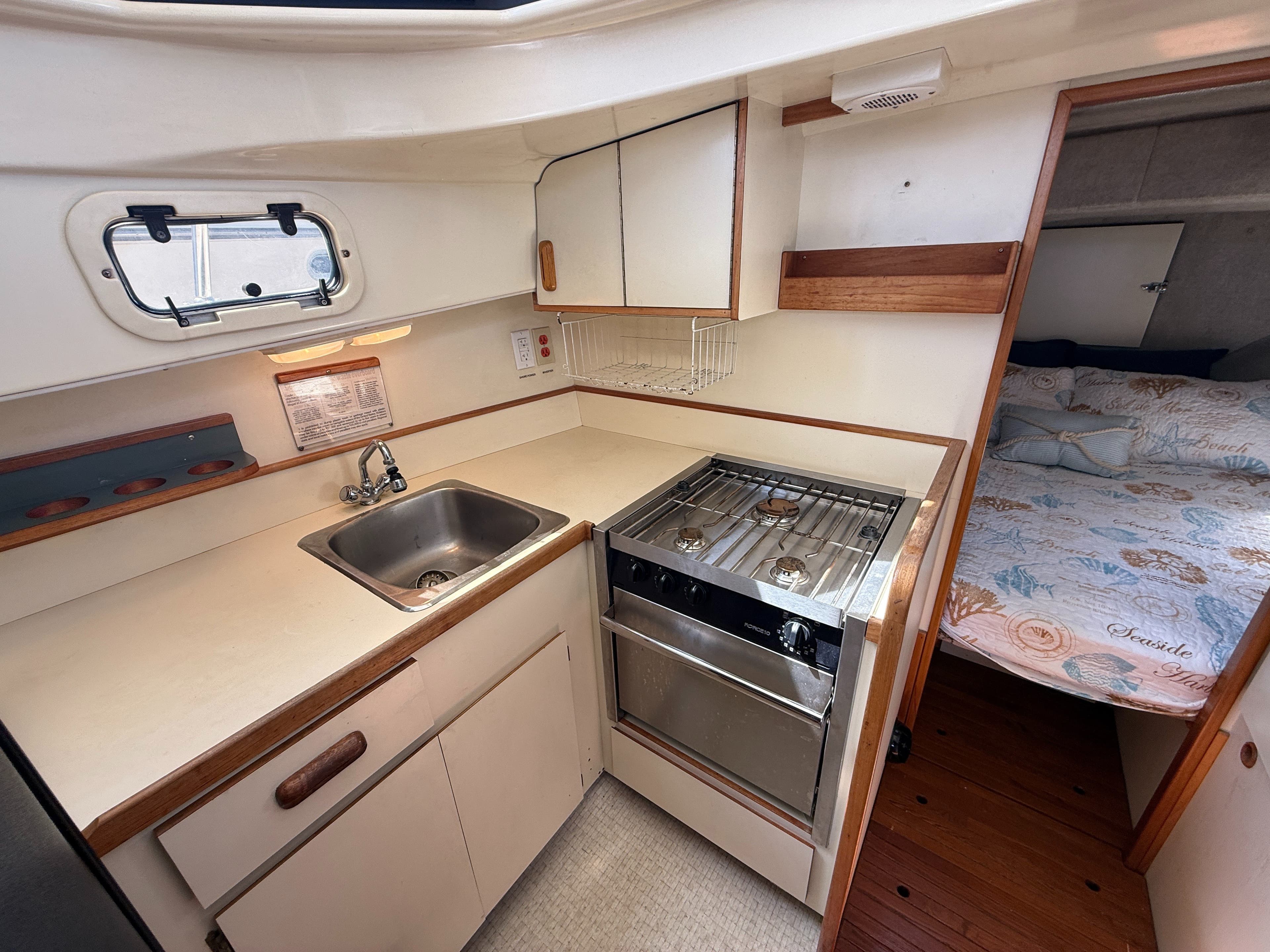 1994 Camano 31 Troll