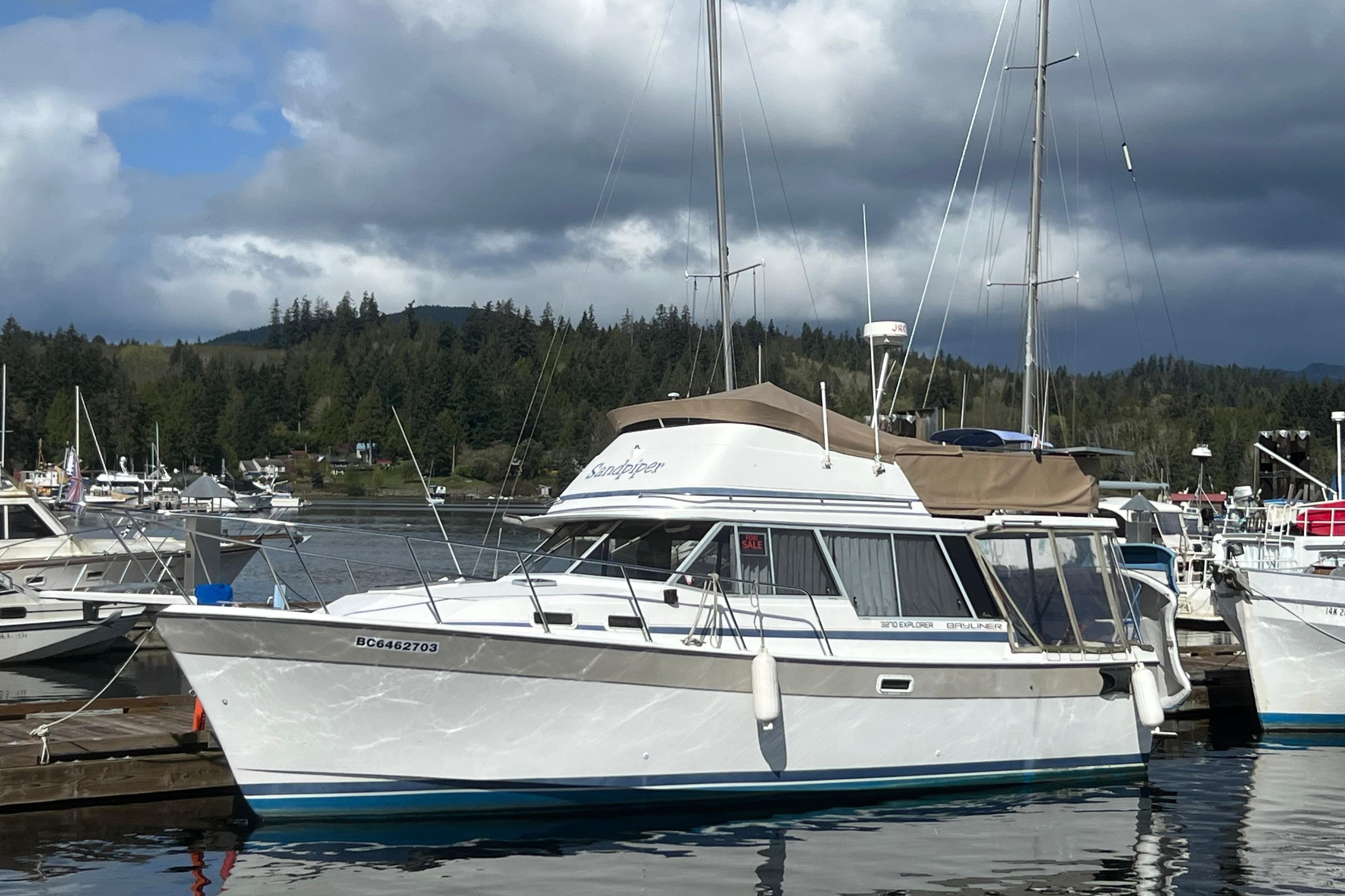 1984 Bayliner 3270 Explorer