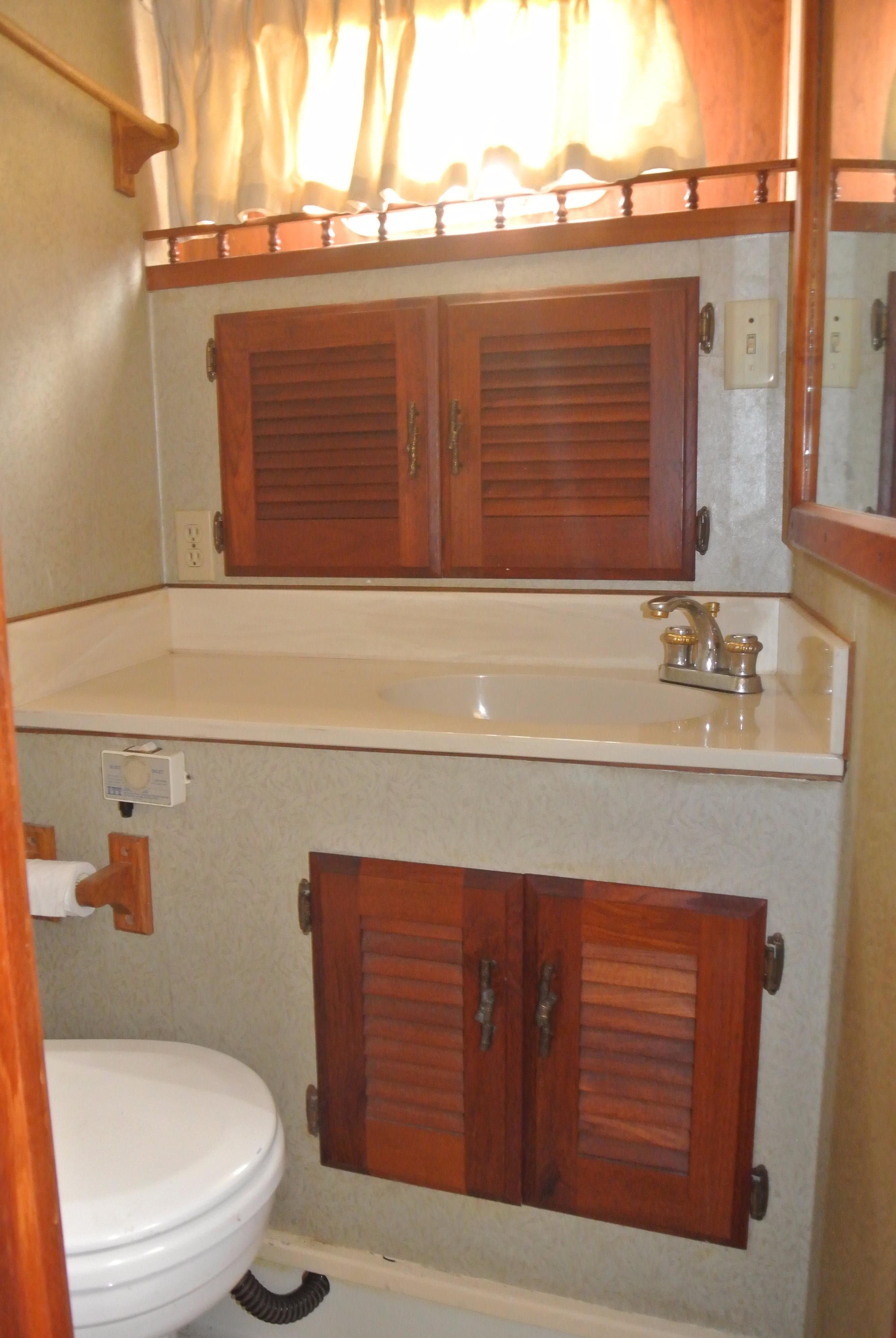 1977 Tollycraft 48 Cockpit Motor Yacht