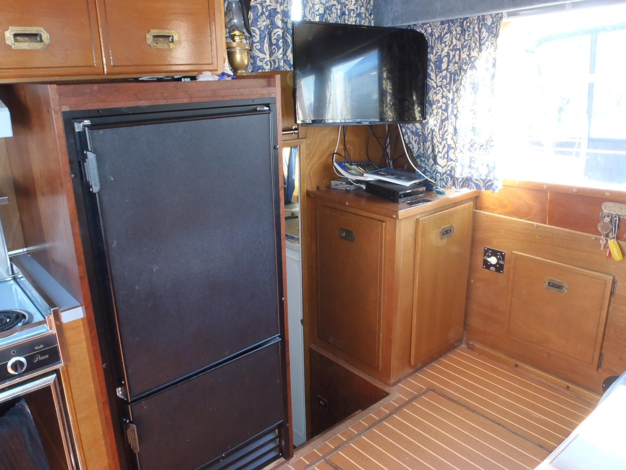 1973 Tollycraft 40 Tri-Cabin Motor Yacht