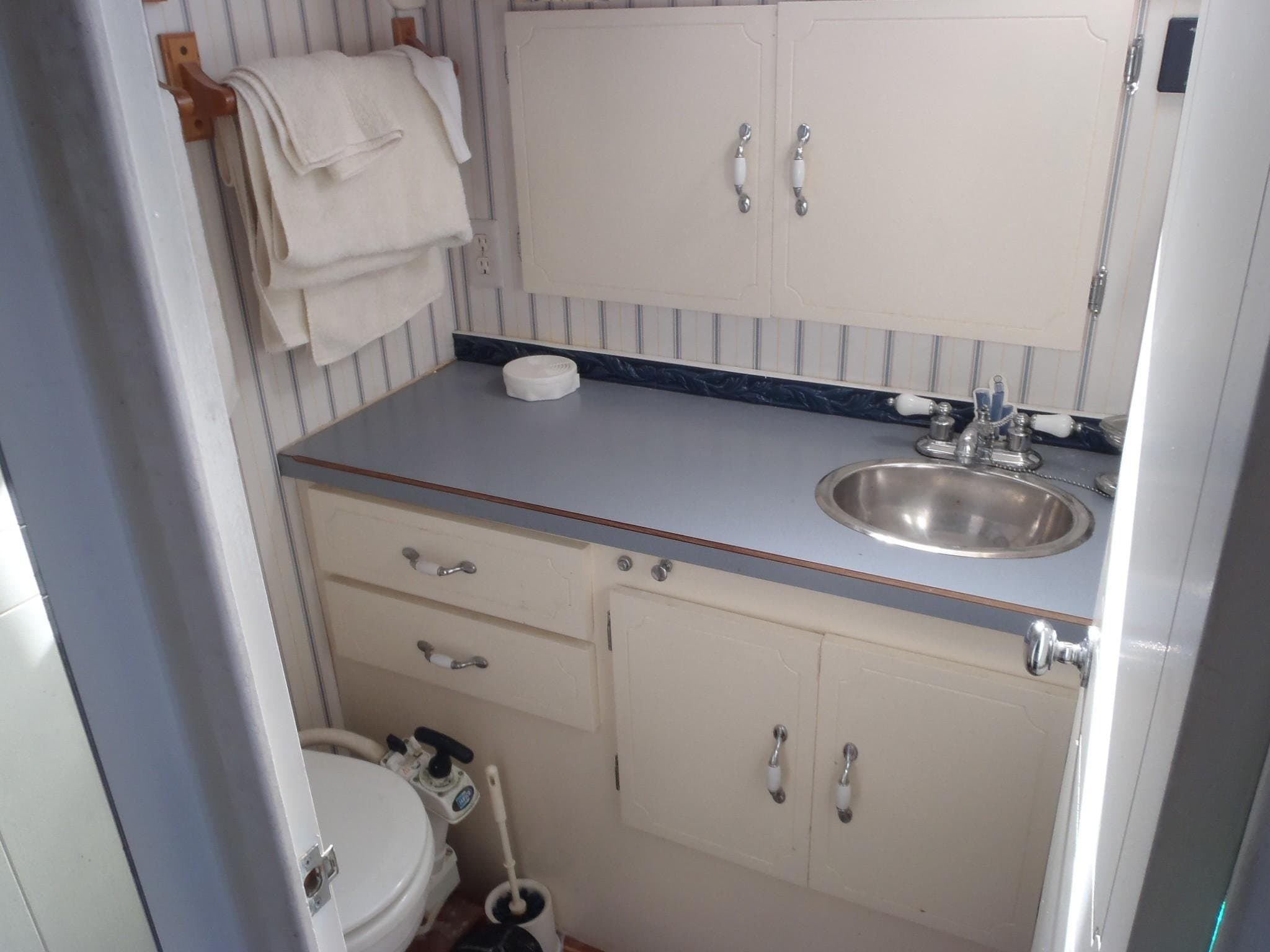 1973 Tollycraft 40 Tri-Cabin Motor Yacht