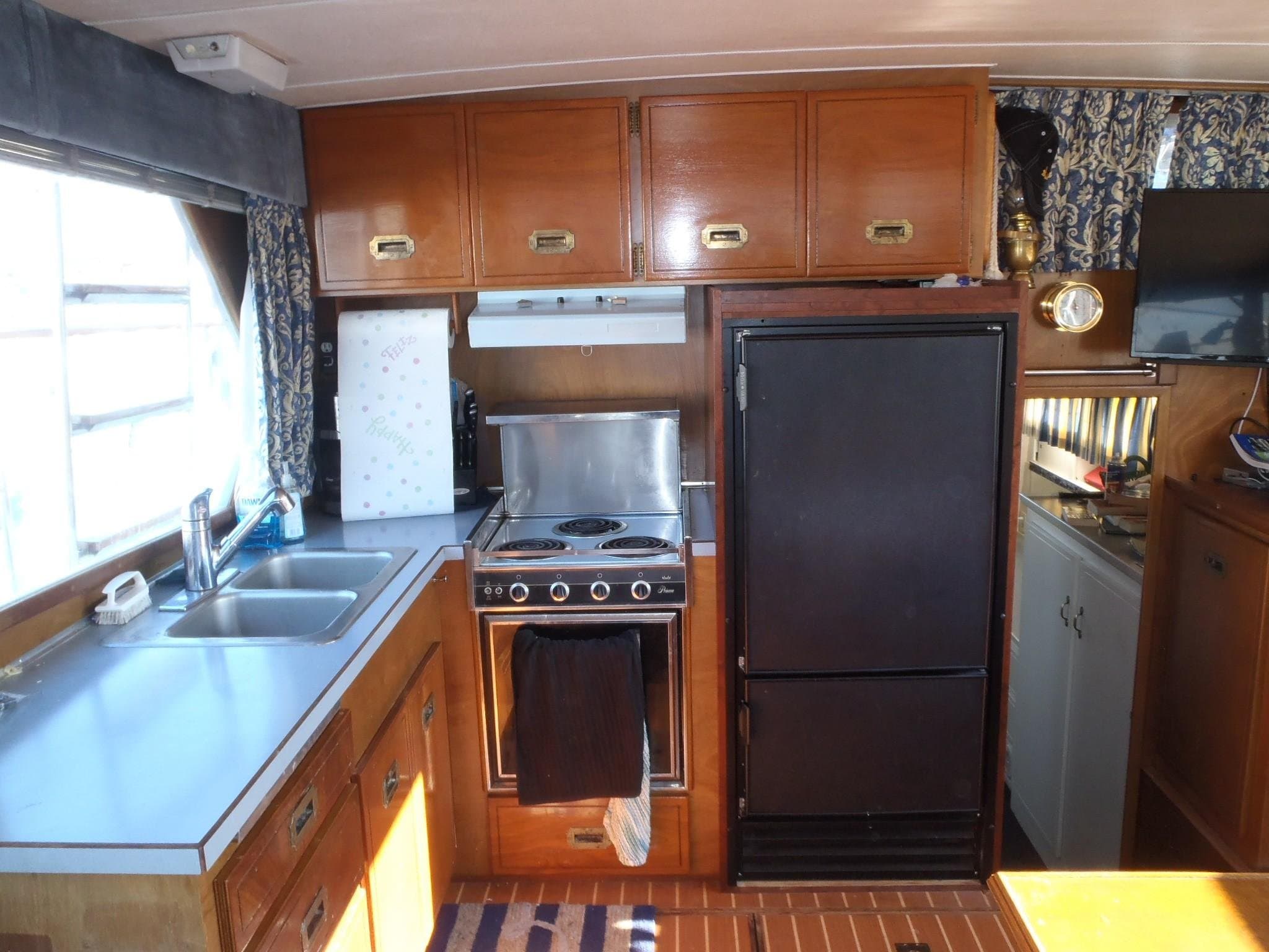 1973 Tollycraft 40 Tri-Cabin Motor Yacht