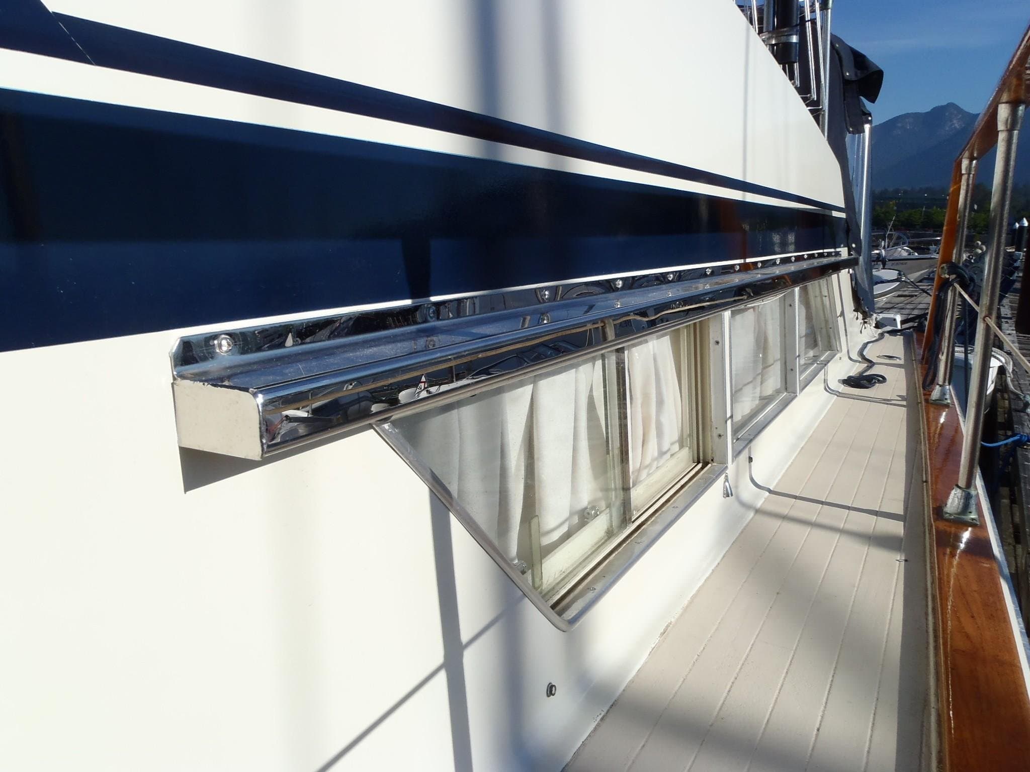 1973 Tollycraft 40 Tri-Cabin Motor Yacht