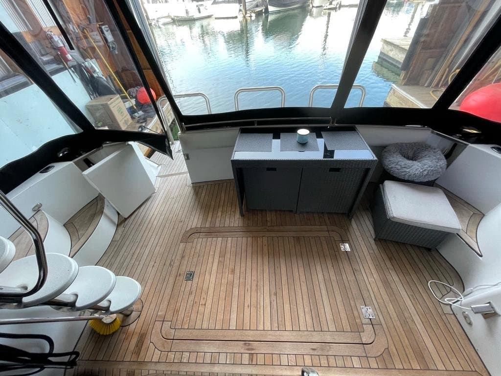 2001 Carver 57 Voyager