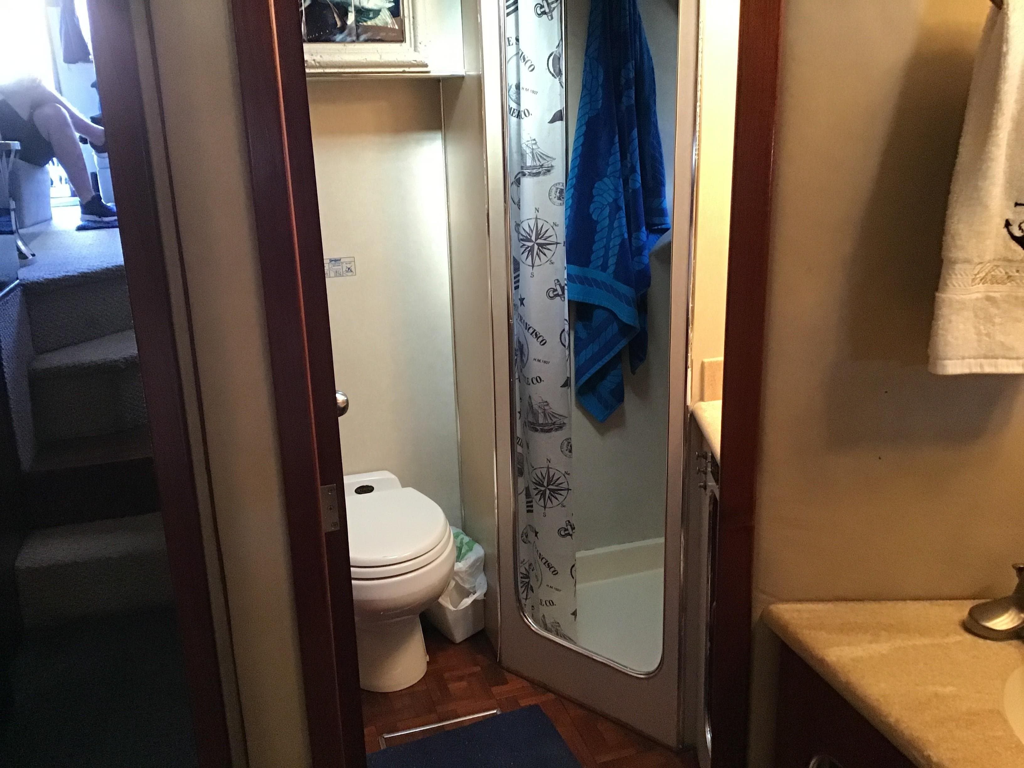 1985 Chris-Craft Sport Fisher