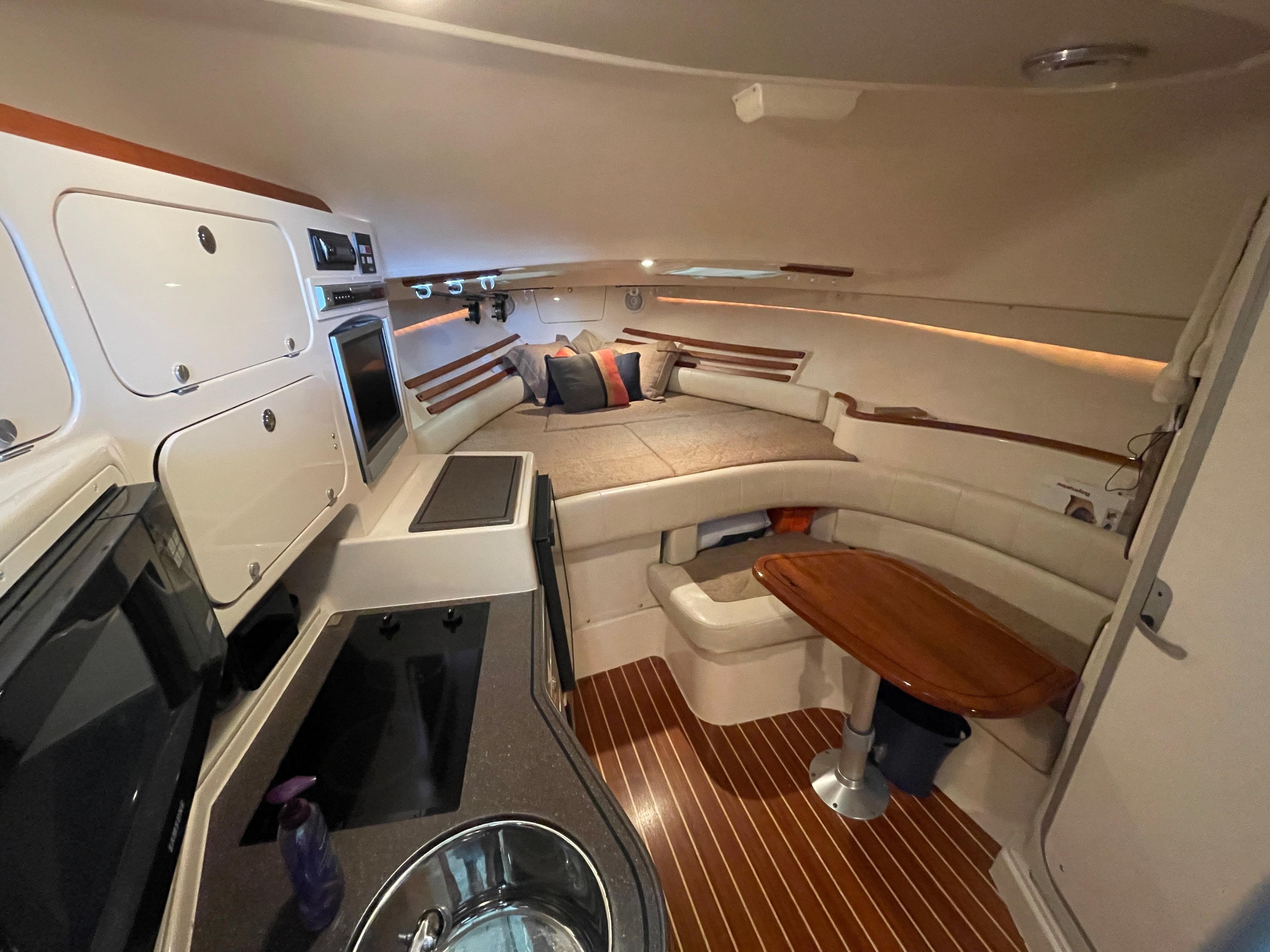 2004 Grady-White 330