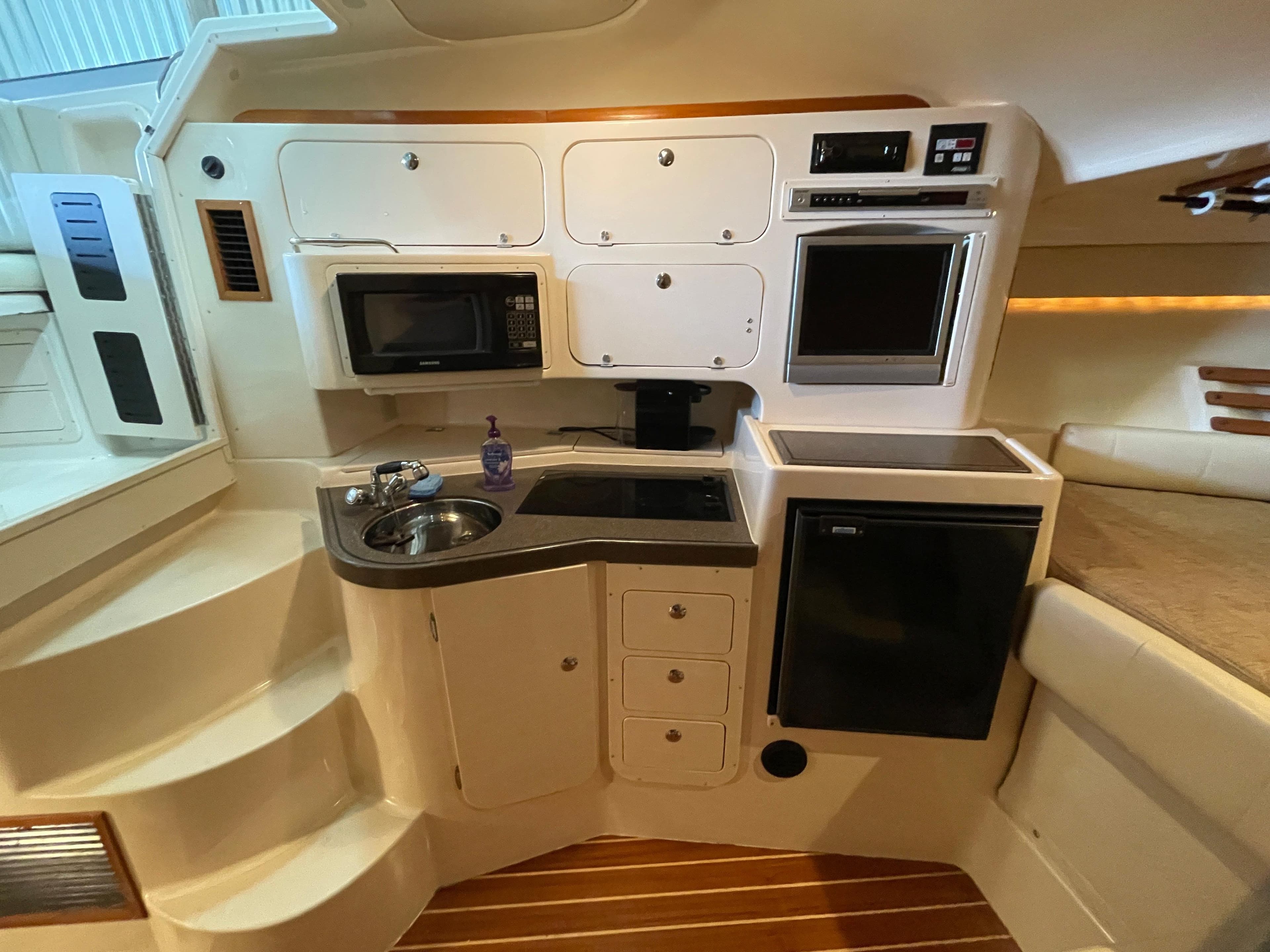 2004 Grady-White 330