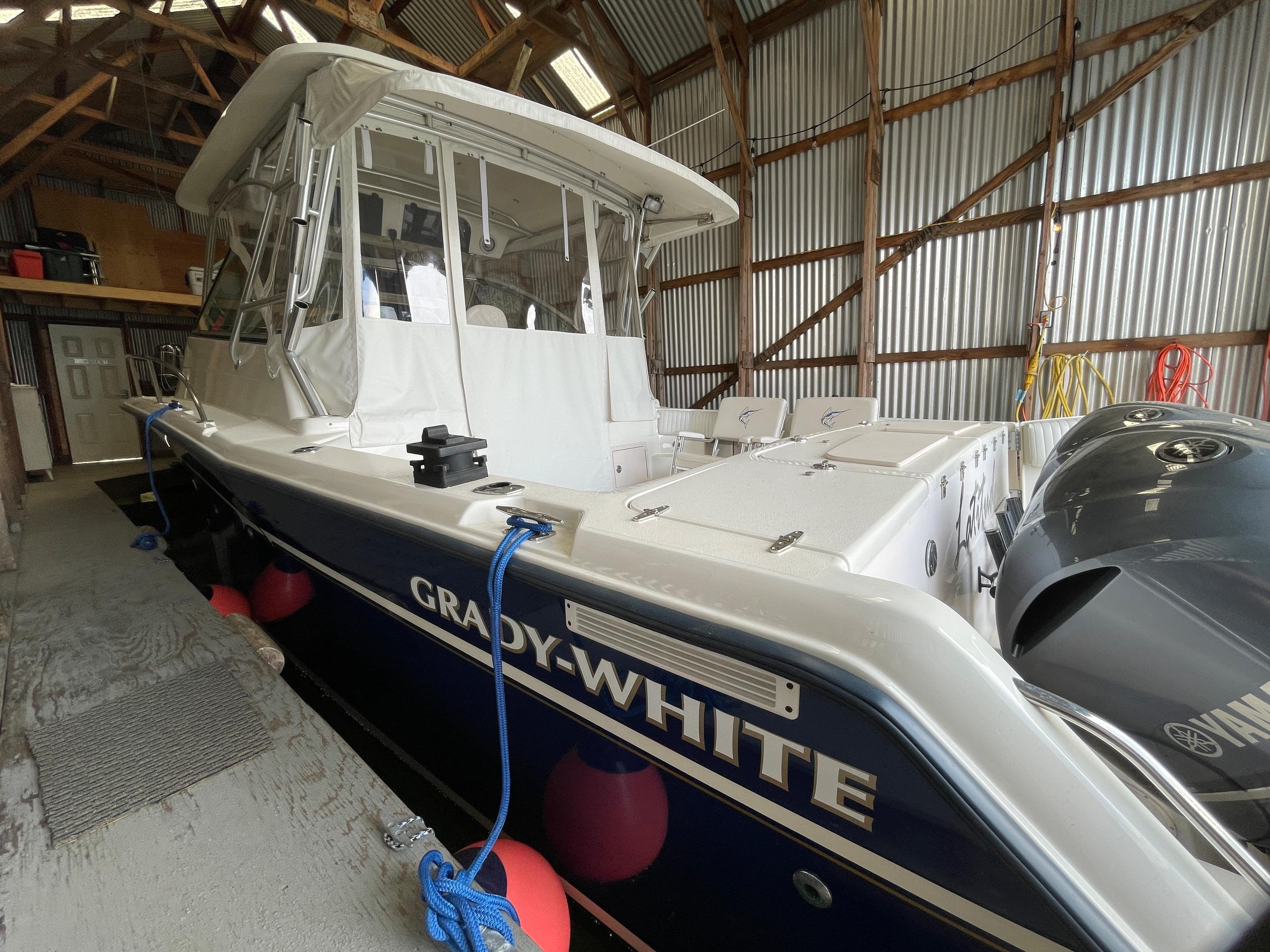2004 Grady-White 330