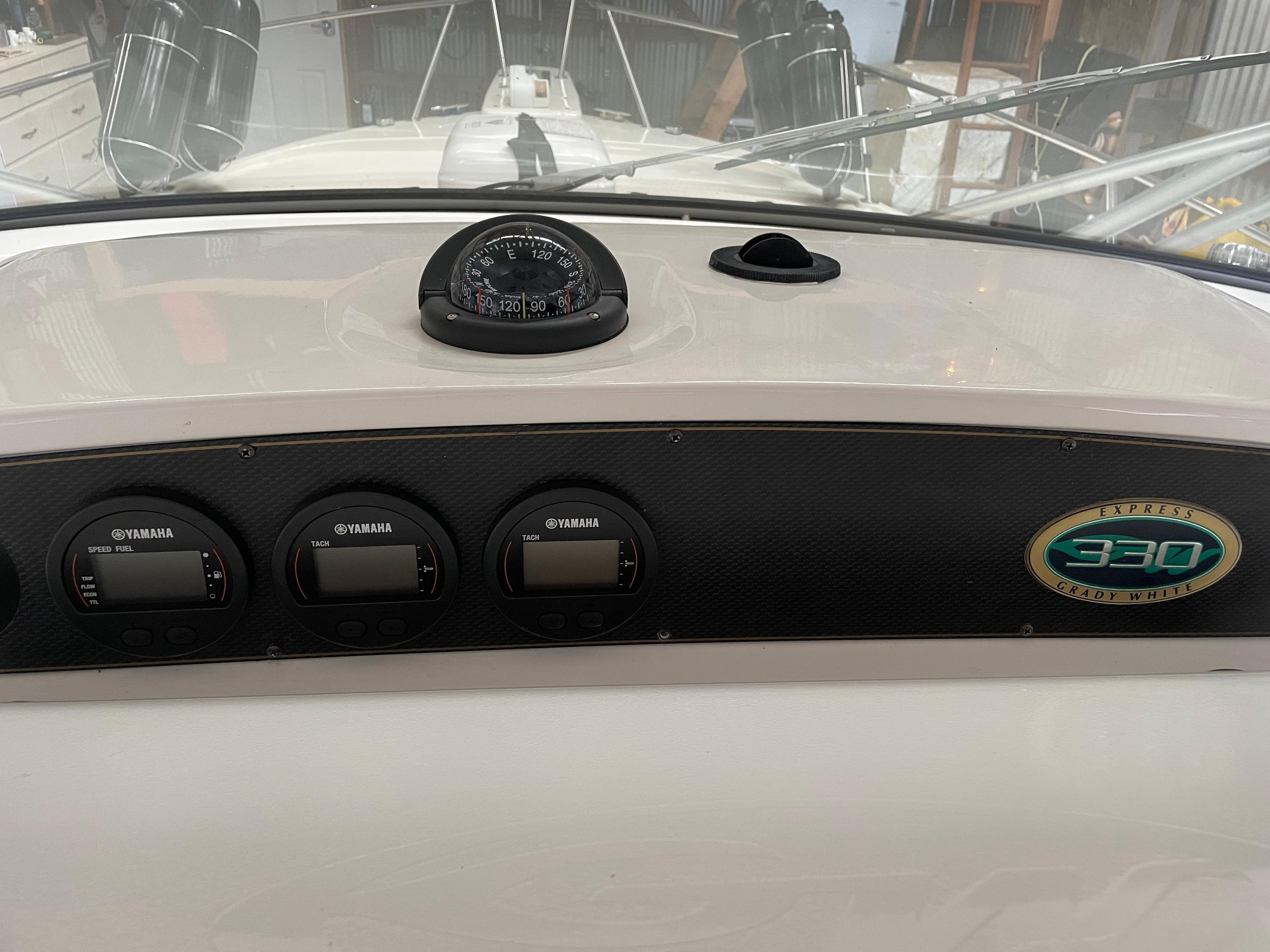 2004 Grady-White 330