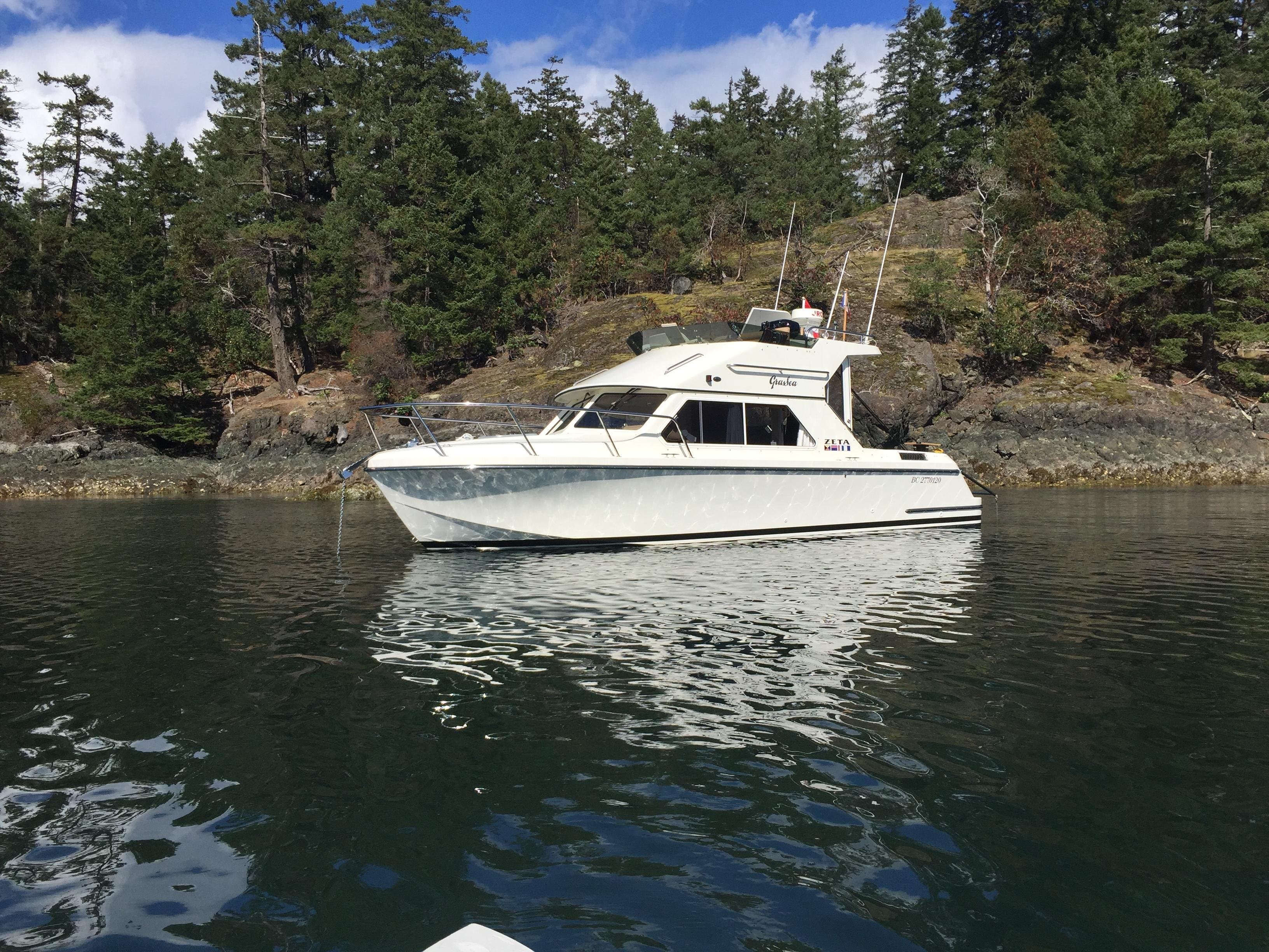 2005 Zeta 30 Flybridge Cruiser