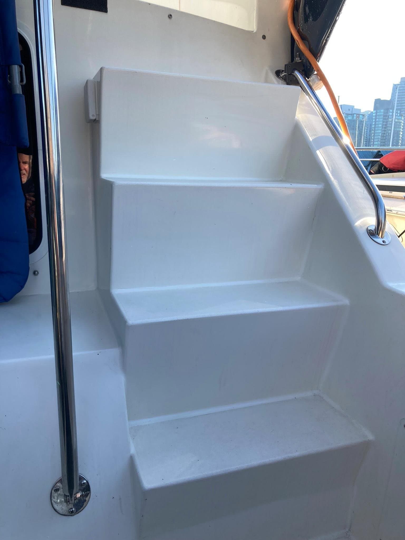 2005 Zeta 30 Flybridge Cruiser