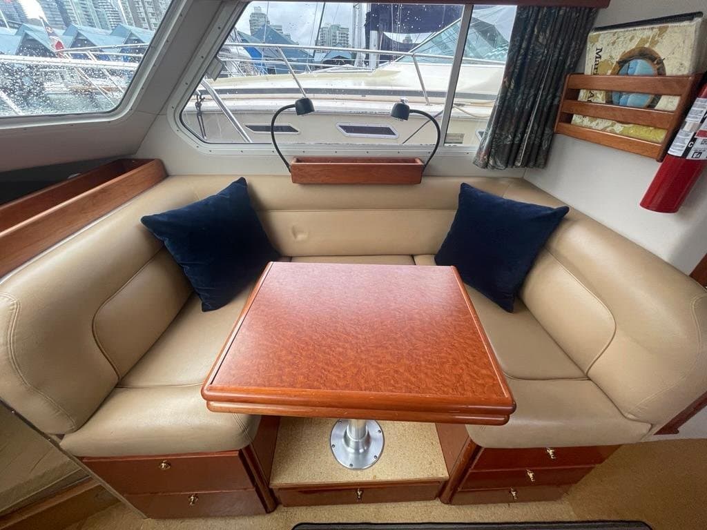 2005 Zeta 30 Flybridge Cruiser
