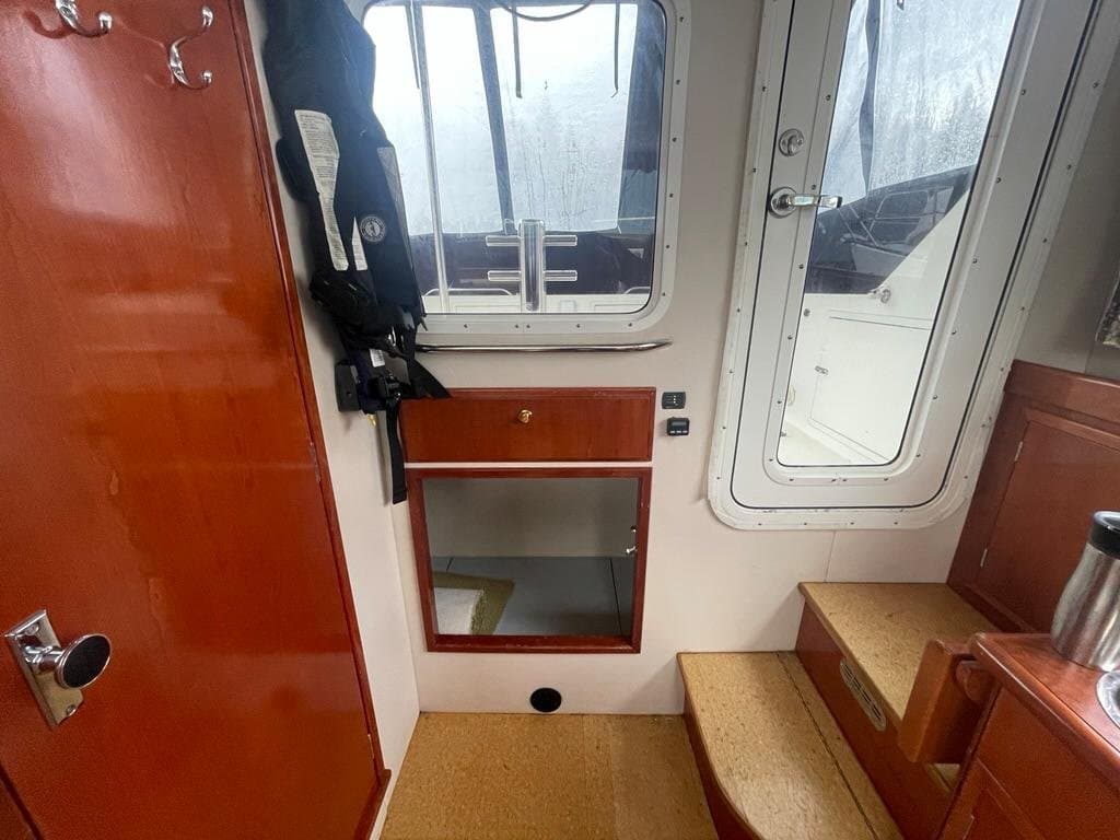 2005 Zeta 30 Flybridge Cruiser