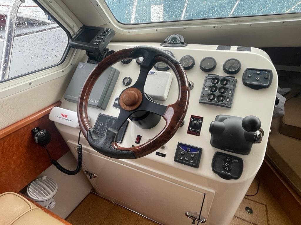 2005 Zeta 30 Flybridge Cruiser