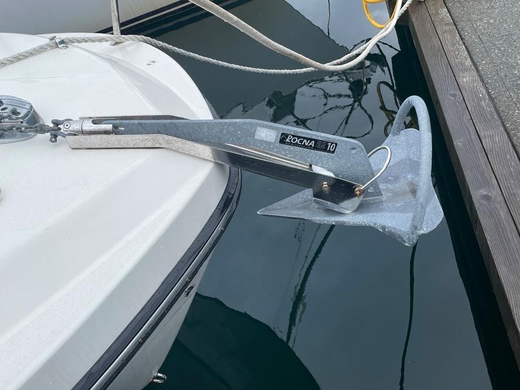 2005 Zeta 30 Flybridge Cruiser