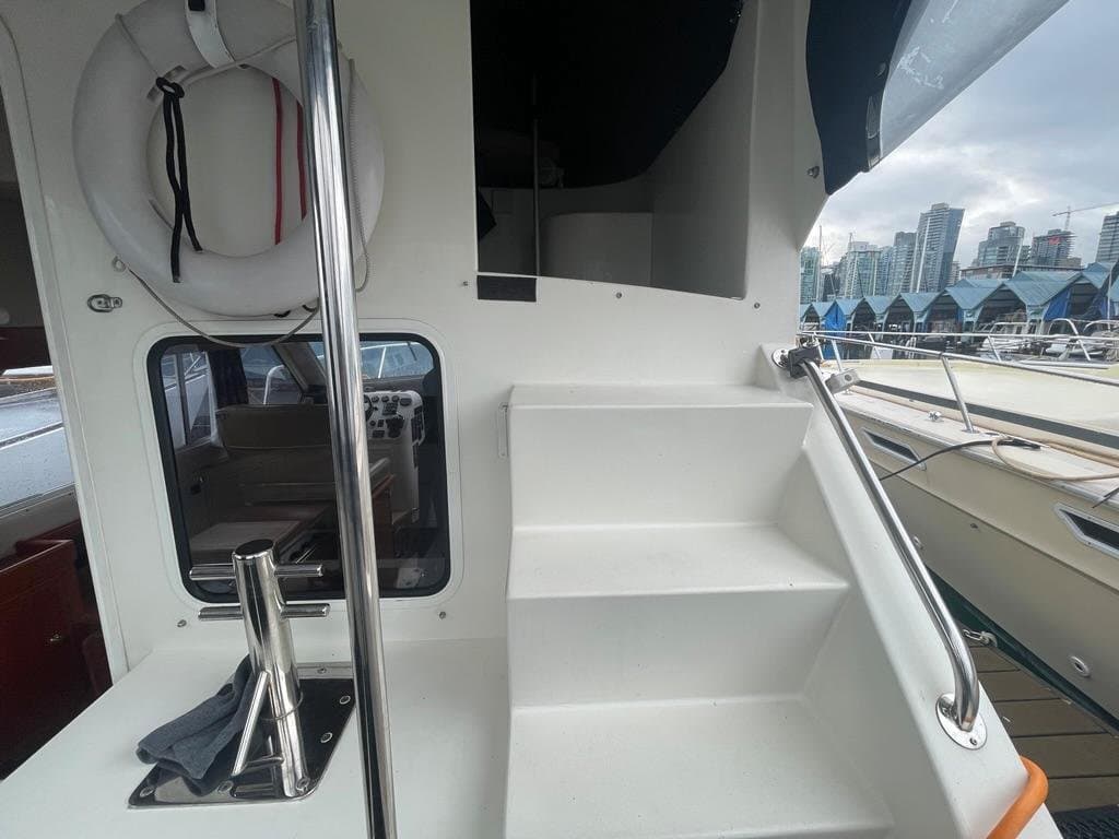 2005 Zeta 30 Flybridge Cruiser